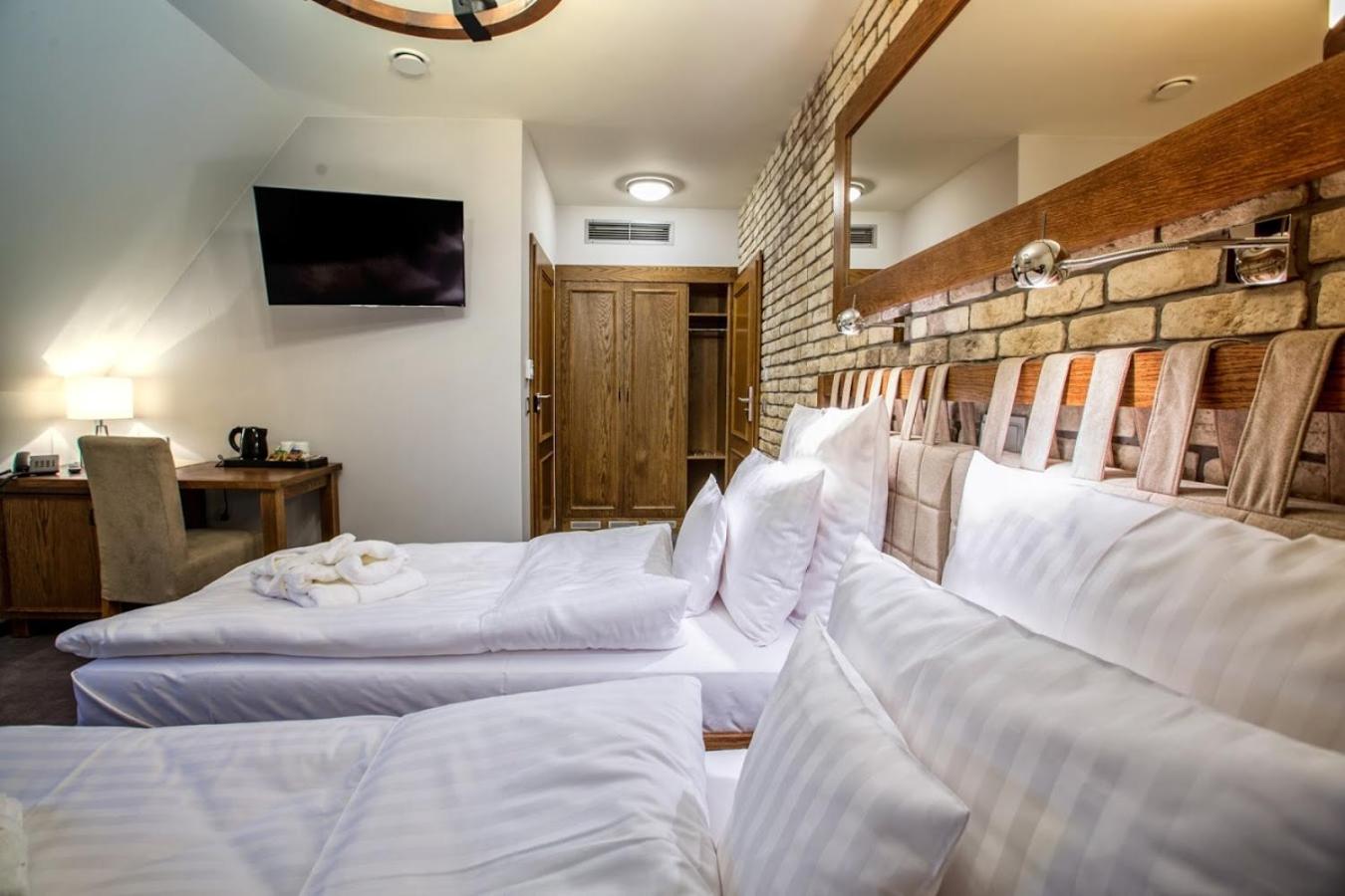 Double or Twin Room with Bathroom - Photo 7