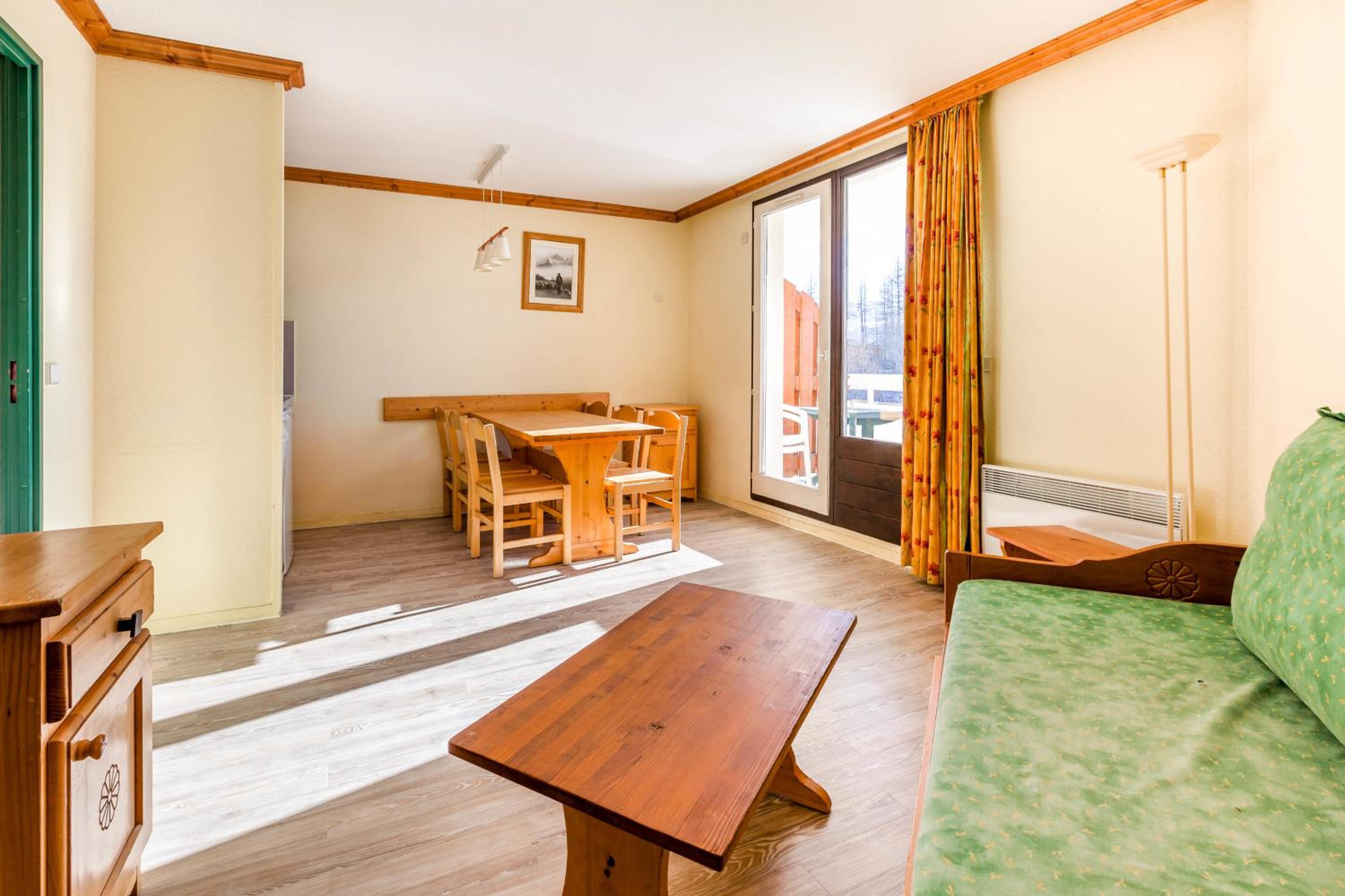 Select Studio (4-6 People)