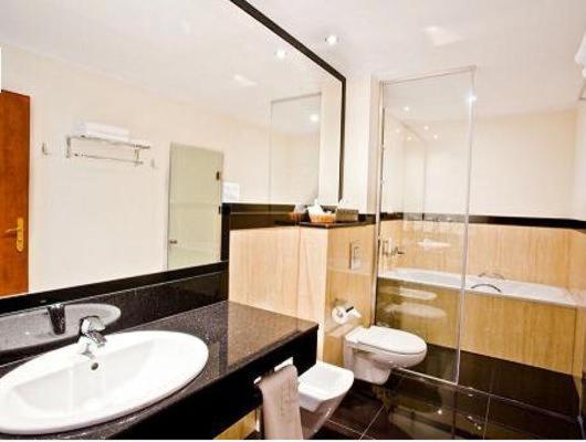 Executive King Room - Non-Smoking - Photo 4