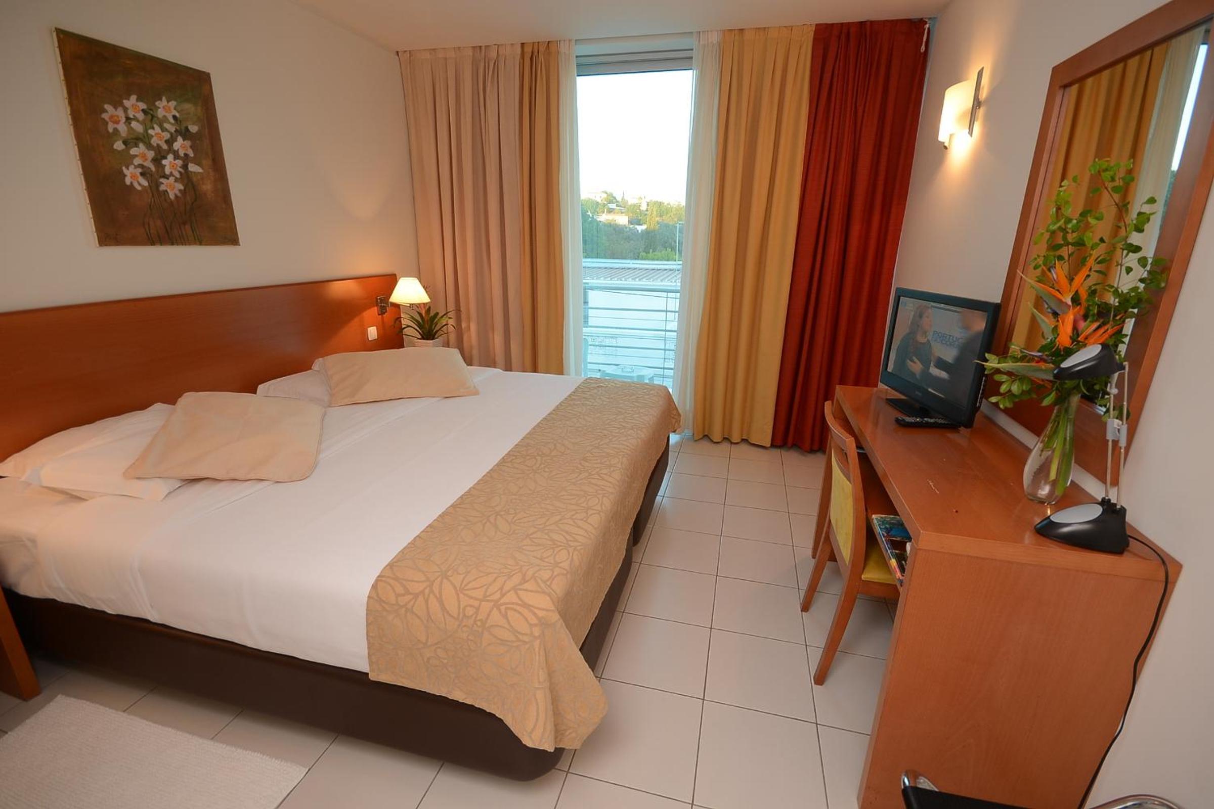 Standard Double or Twin Room - Photo 17