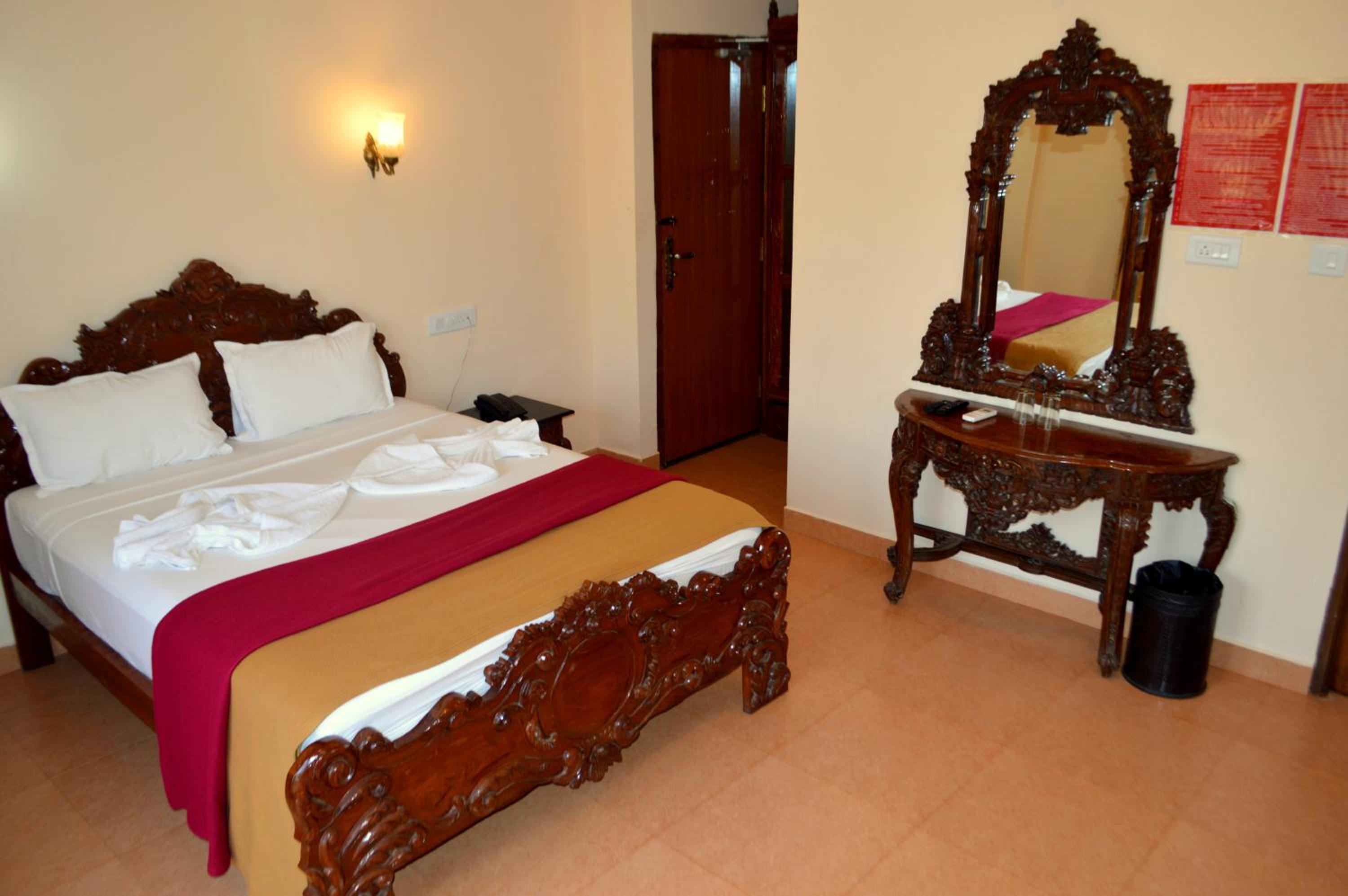 Deluxe Double Room with Balcony - Photo 12