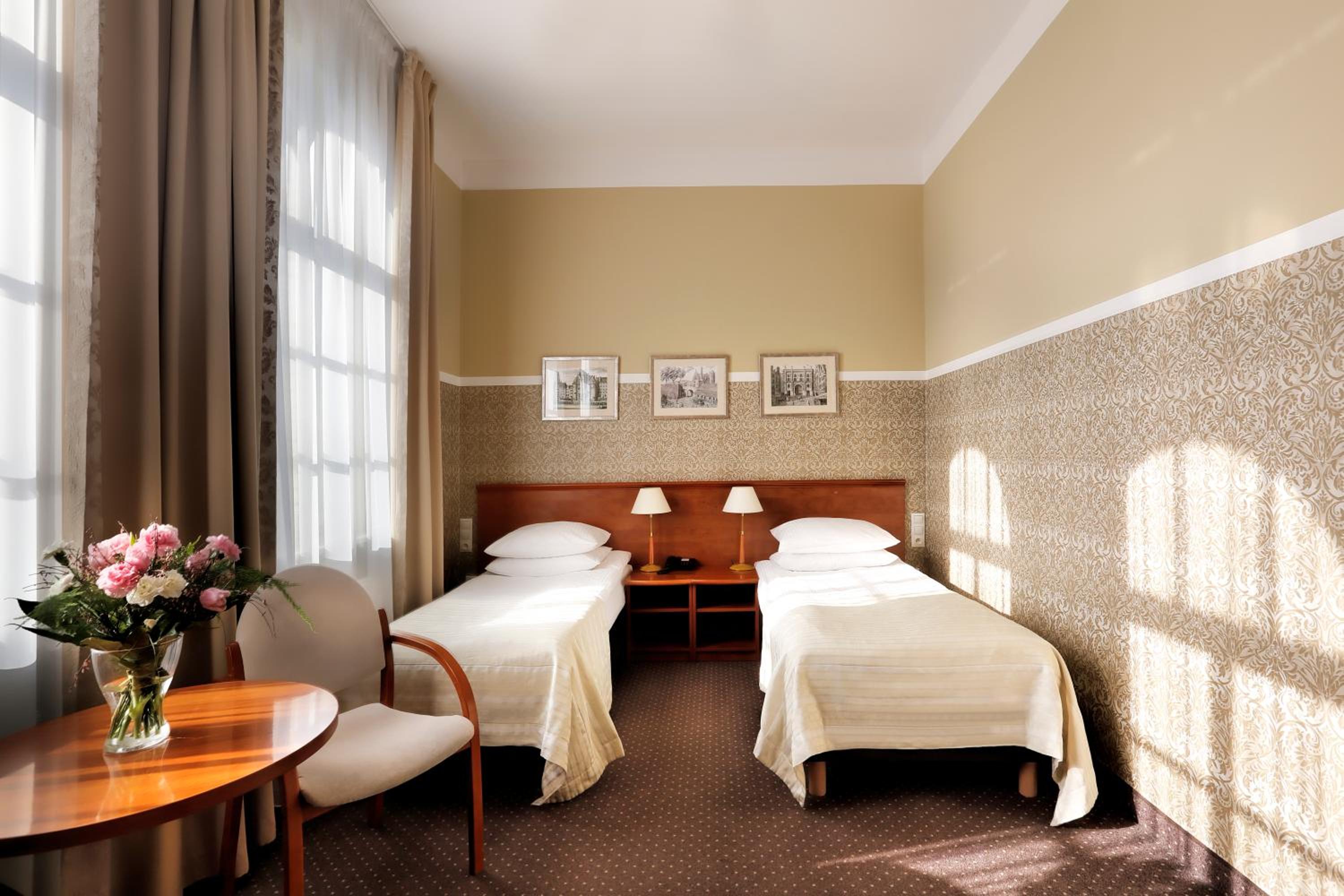 Standard Double or Twin Room - Photo 5