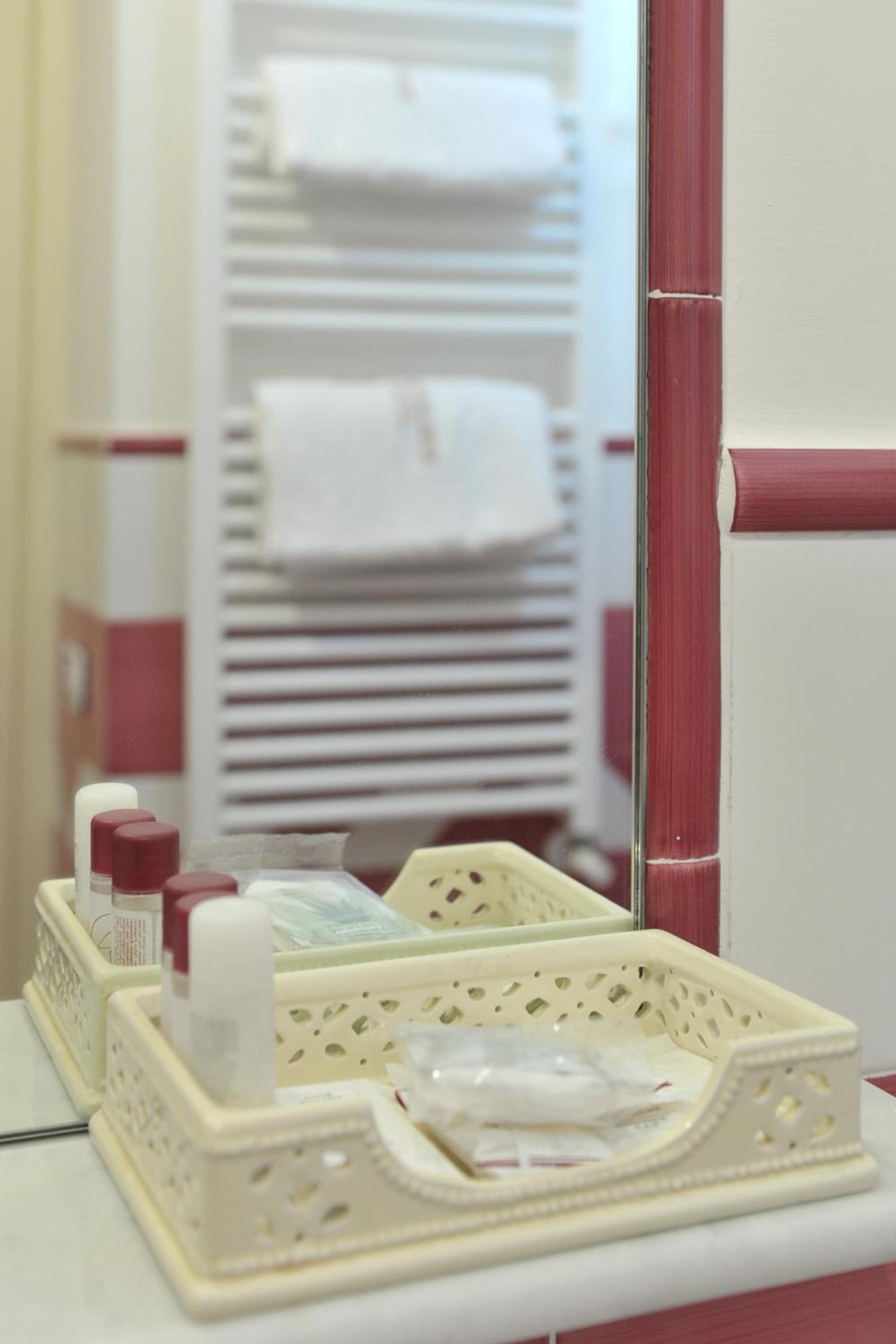 Economy Double Room - Photo 10