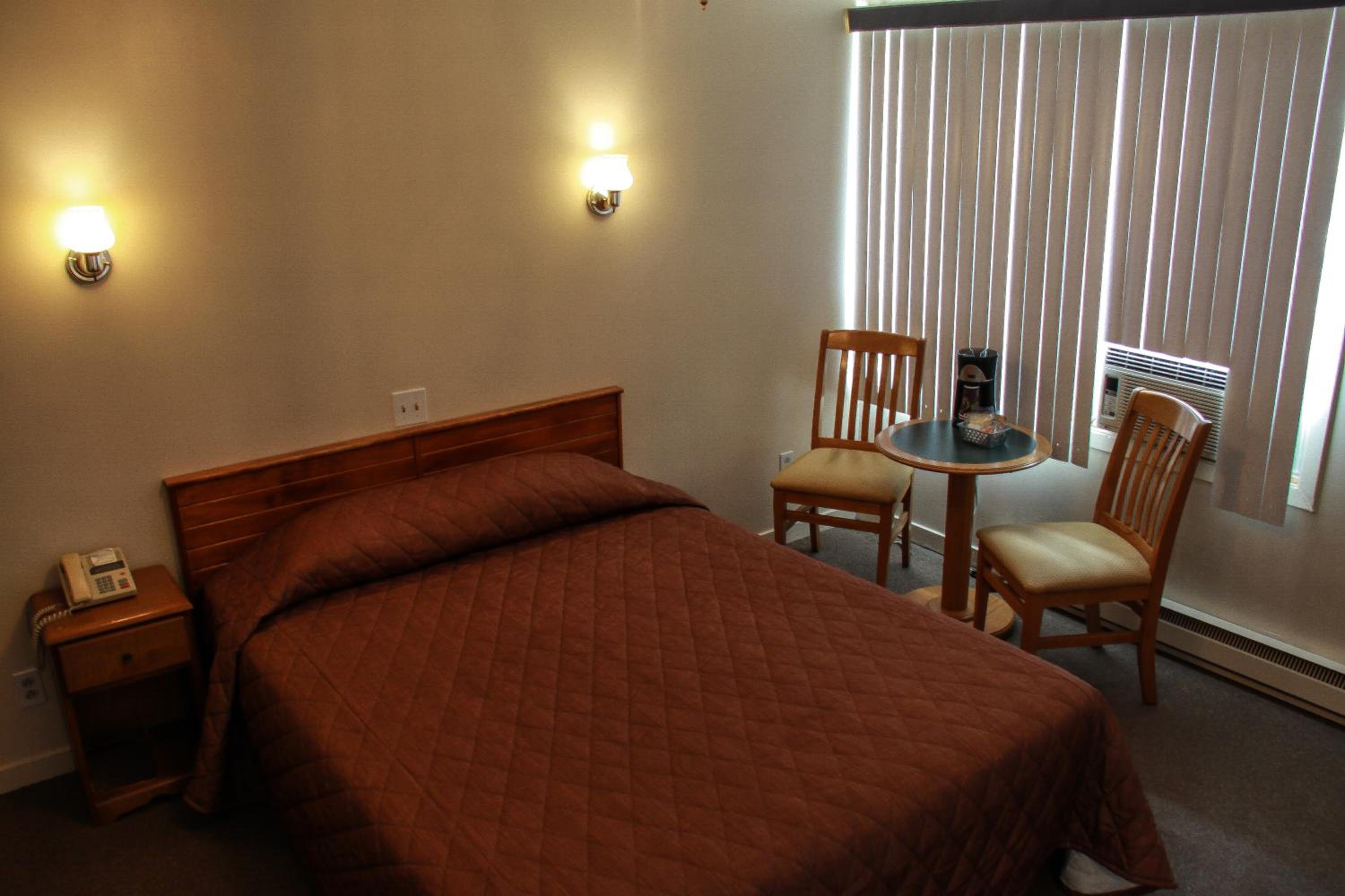 Queen Room with Sofa Bed photo 2