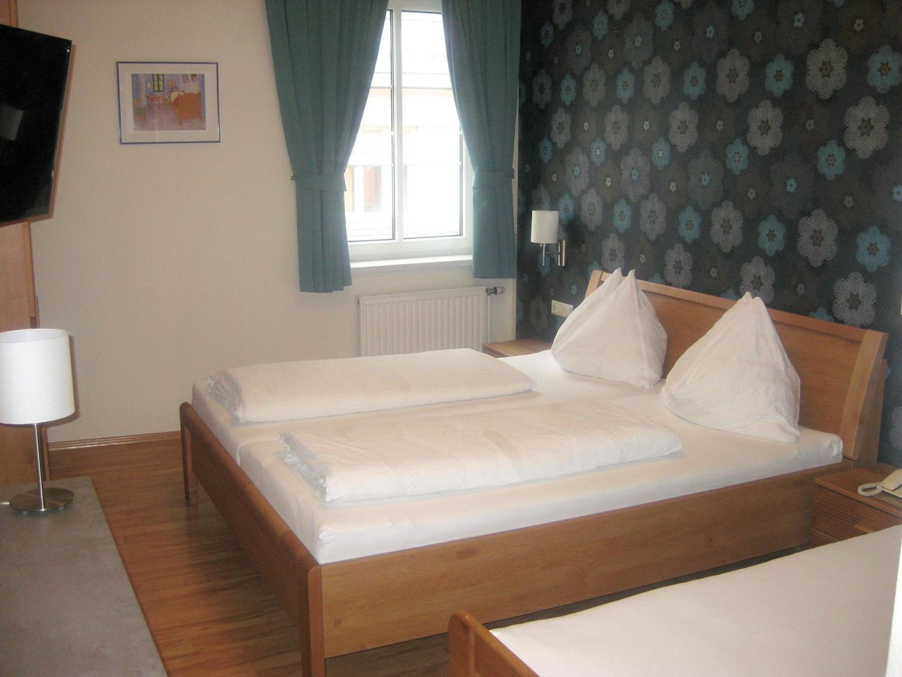 Deluxe Double Room with Shower - Photo 7