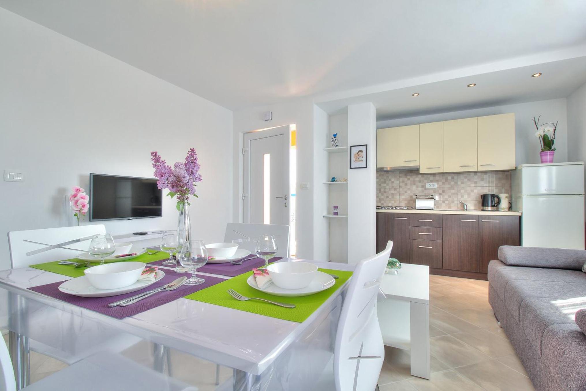 Two-Bedroom Apartment with Balcony - Photo 4