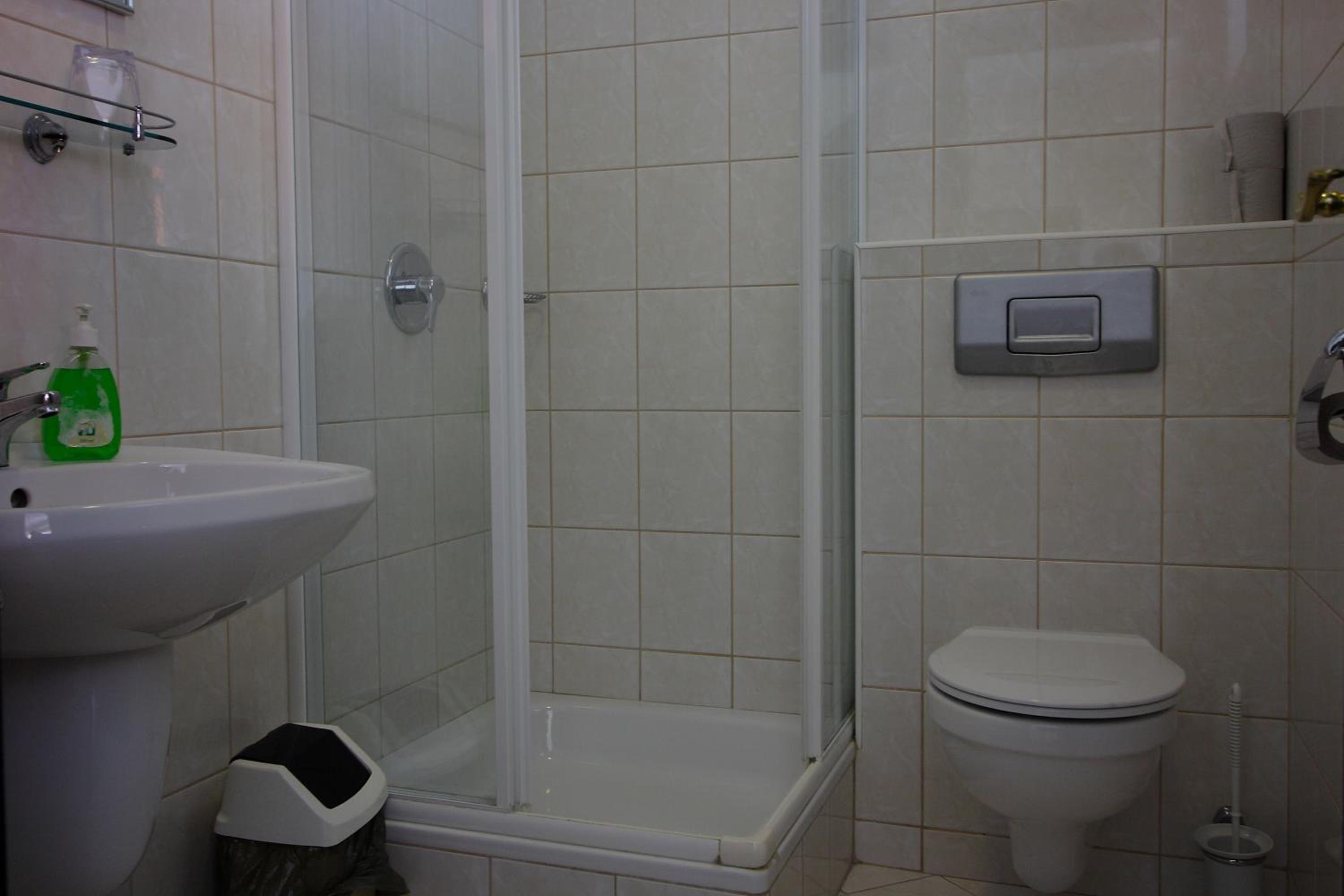 Twin Room - Photo 8