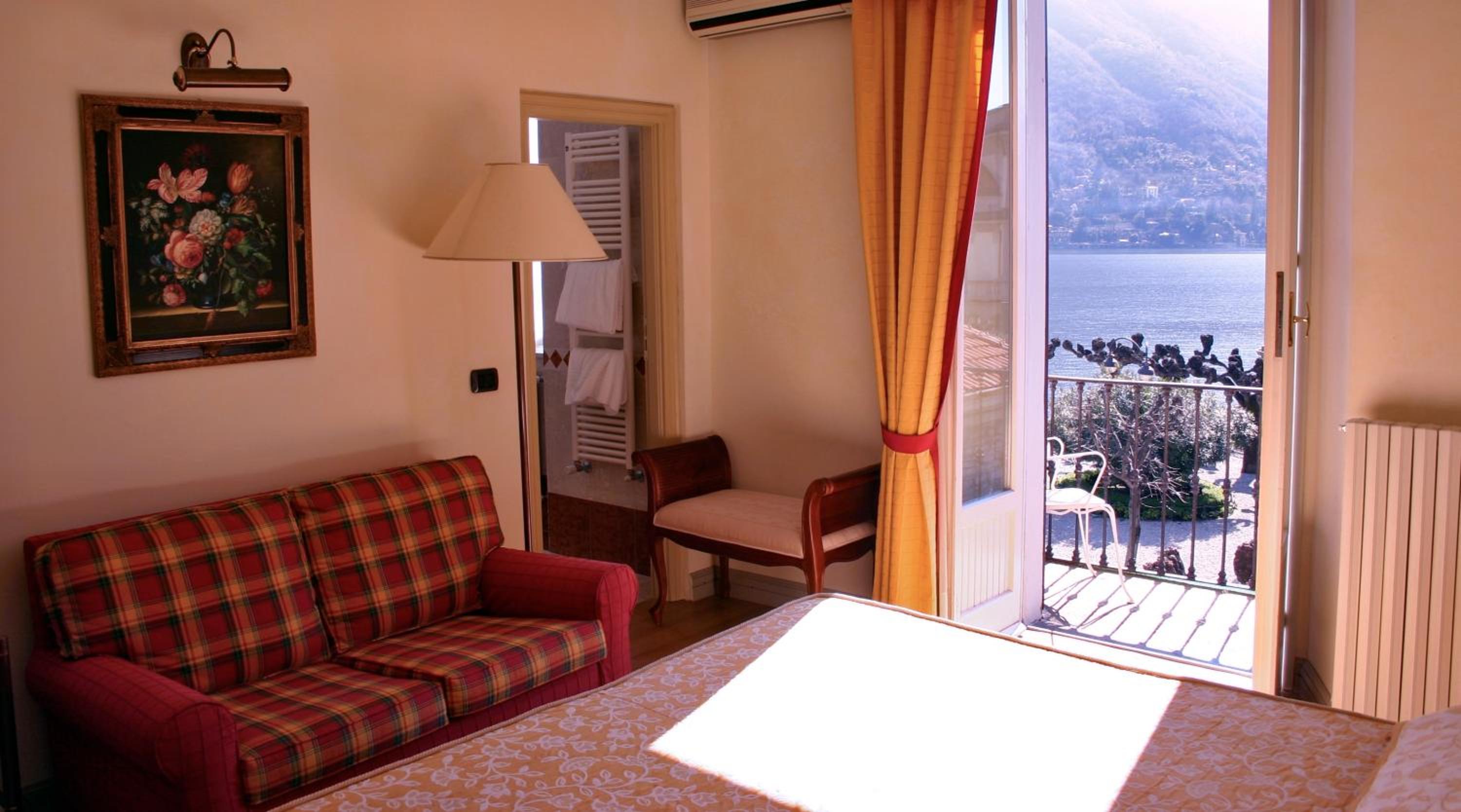 Double Room with Lake View thumbnail 5