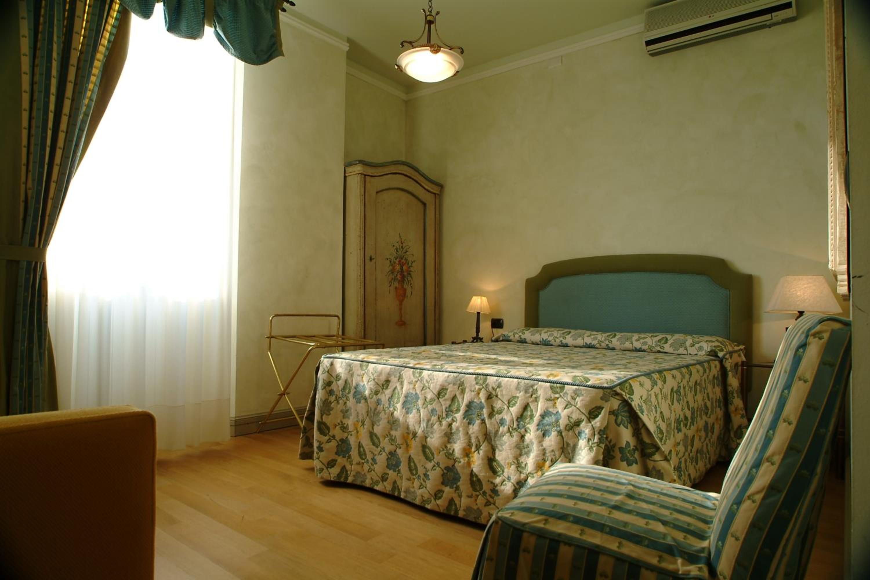 Double Room with Lake View thumbnail 6