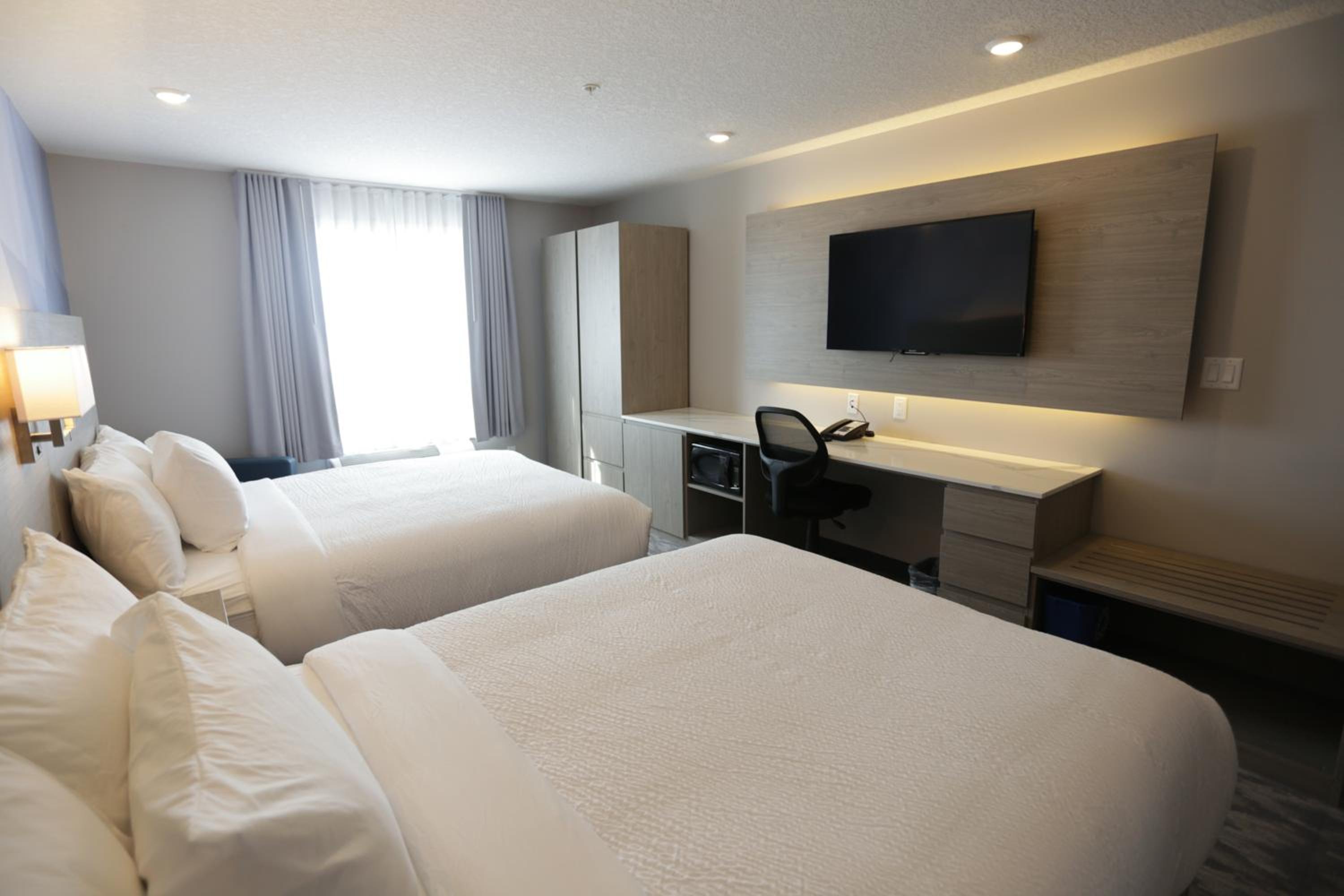 Queen Room with Two Queen Beds - Non-Smoking photo 2