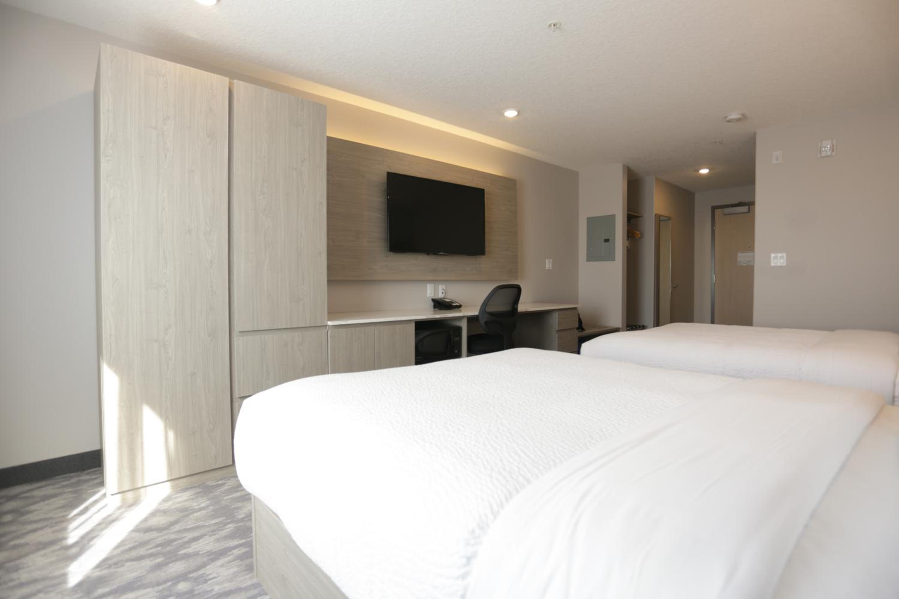 Queen Room with Two Queen Beds - Non-Smoking photo 3