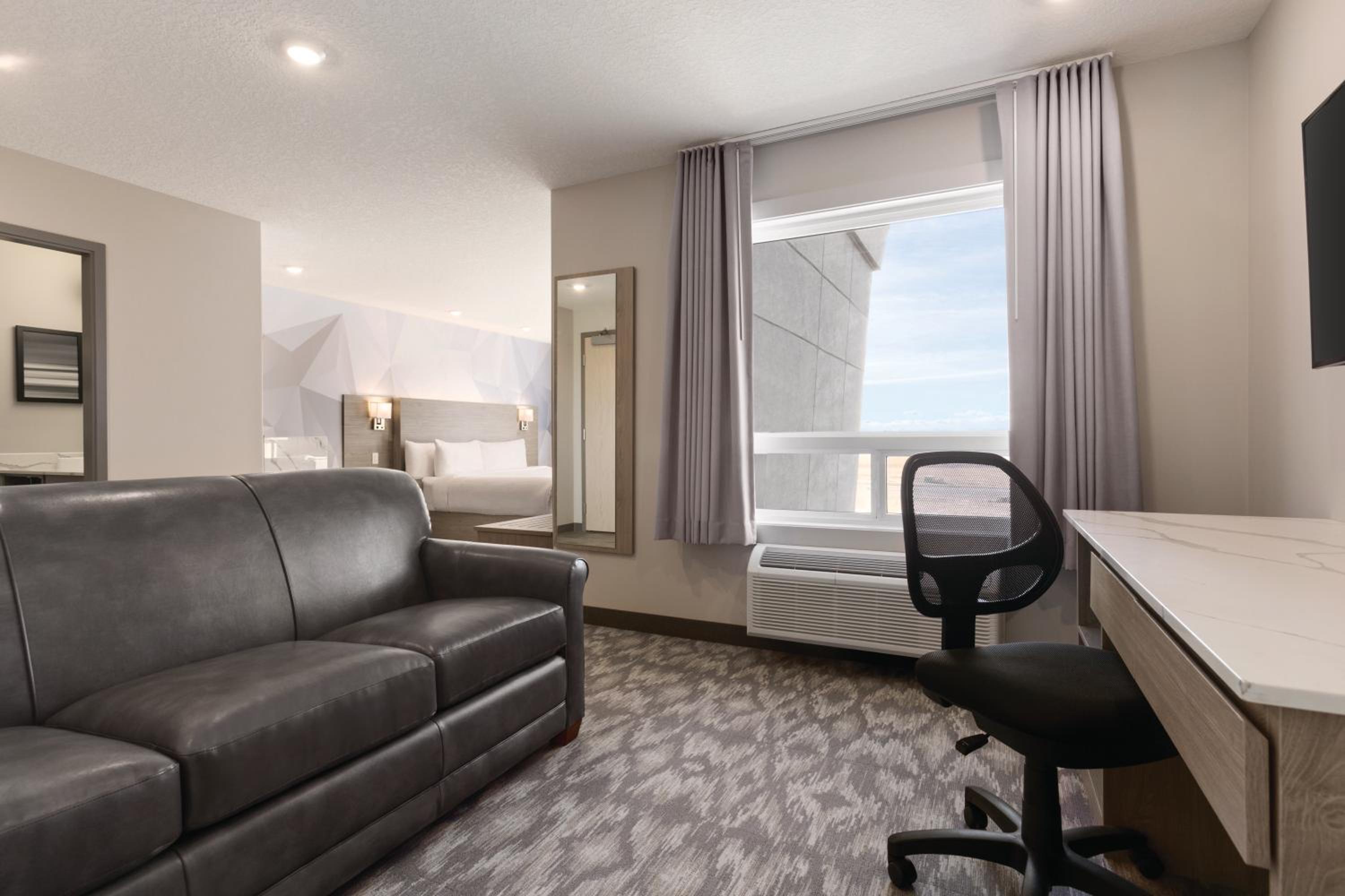 King Suite - Non-Smoking photo 2