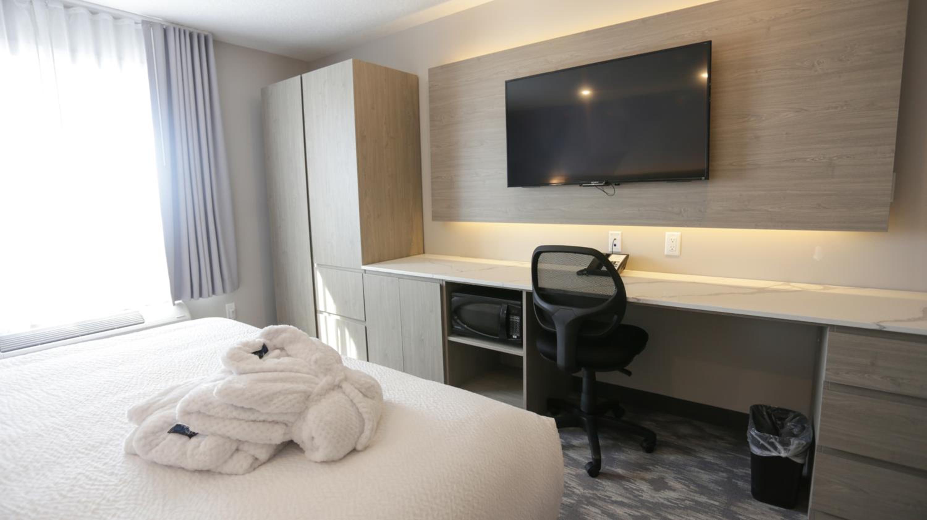 King Suite - Non-Smoking photo 3