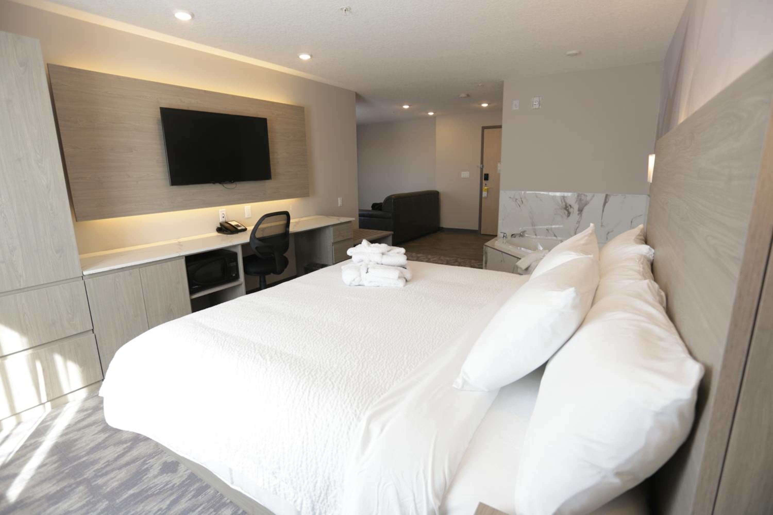 King Suite - Non-Smoking photo 1