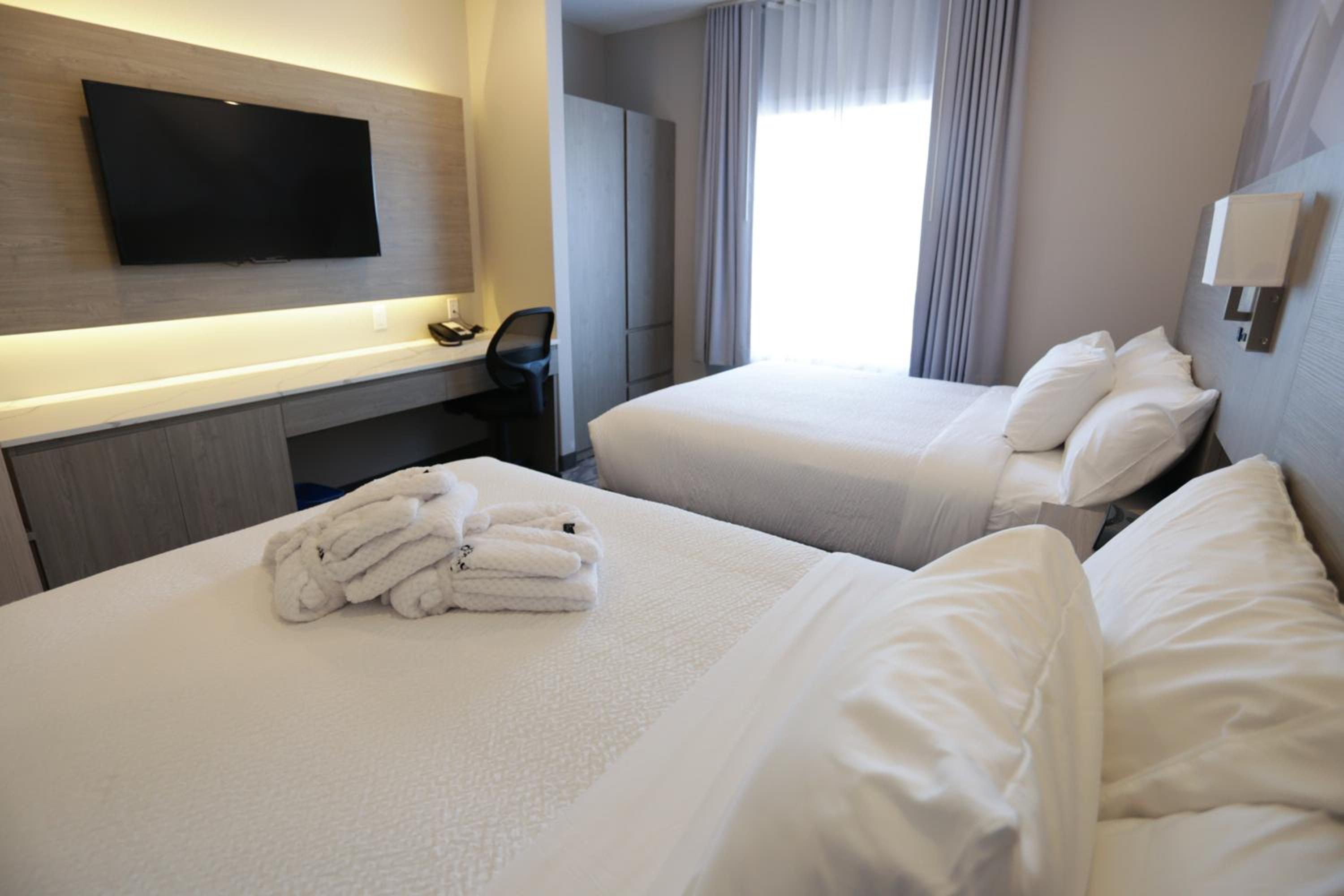 Deluxe Queen Suite - Non-Smoking photo 2