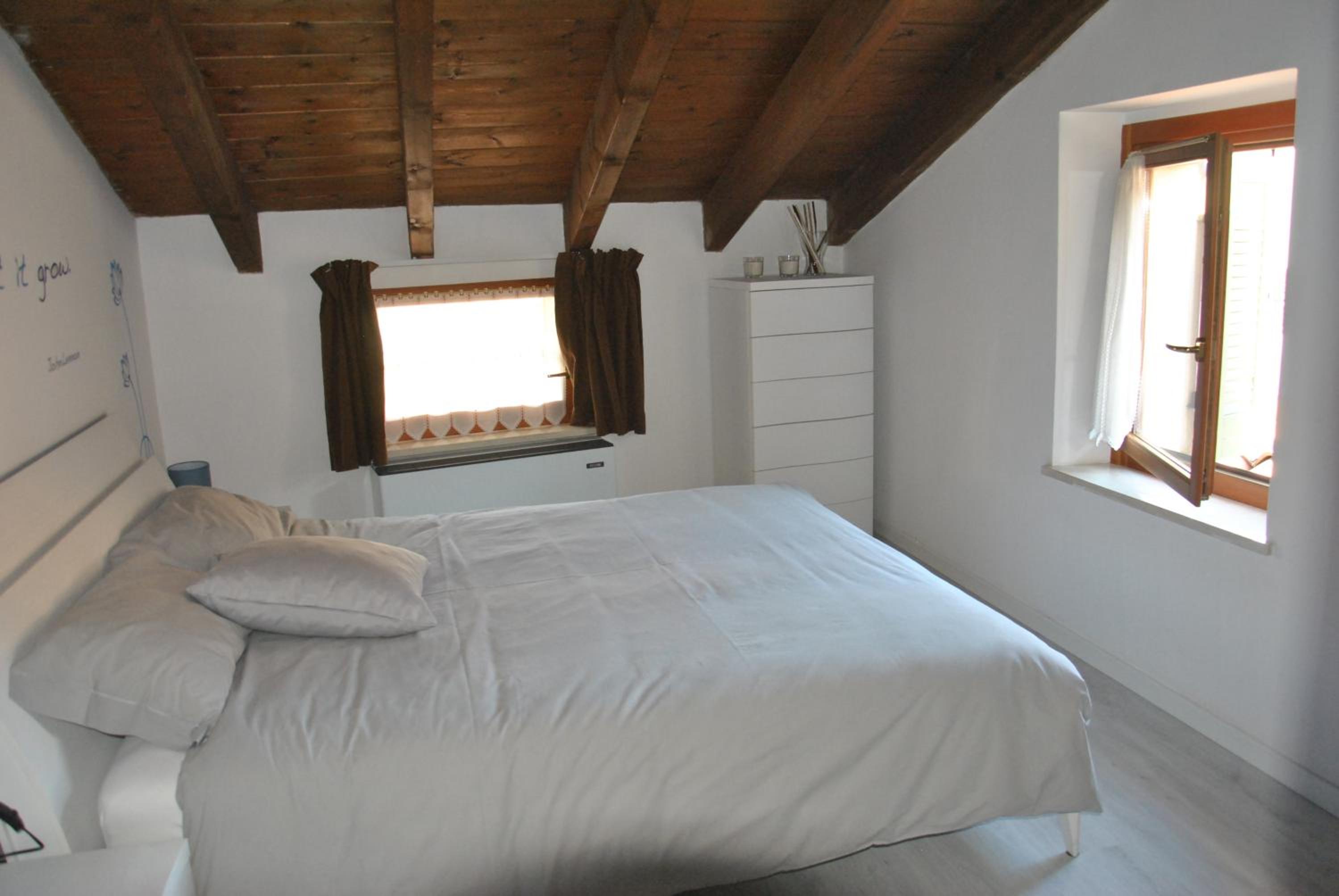 Apartment with Private Parking - Photo 11