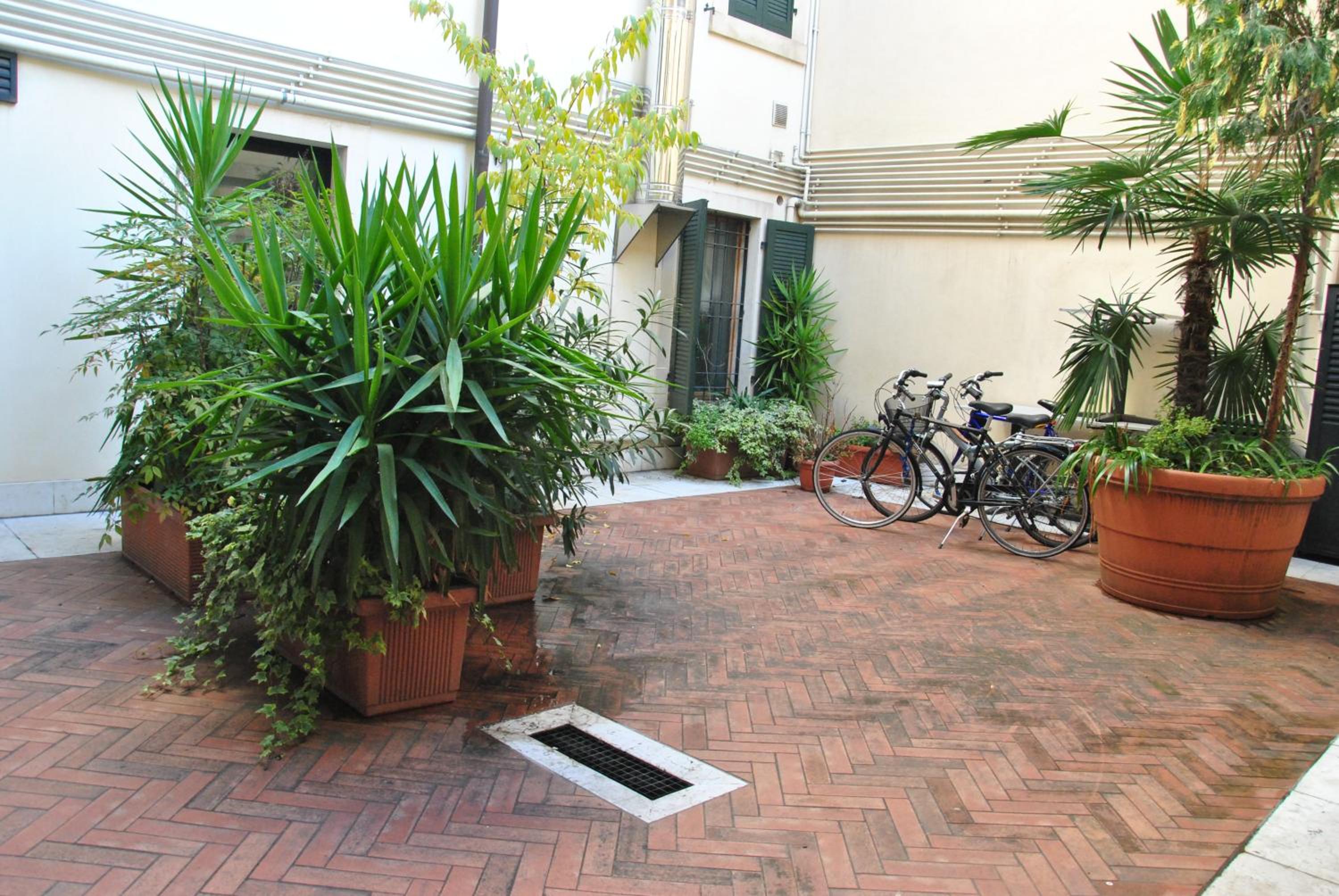 Apartment with Private Parking - Photo 2