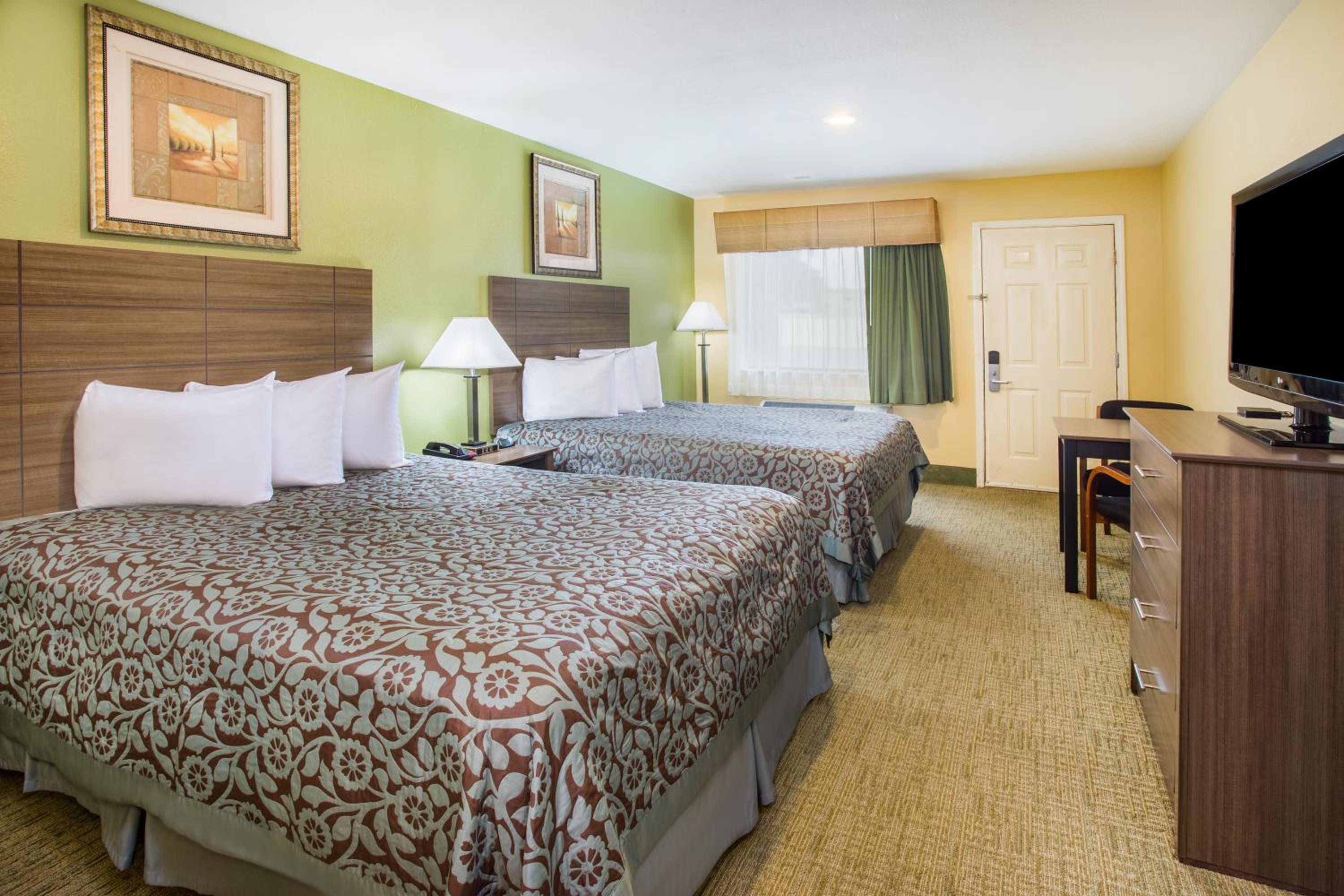 Queen Room with Two Queen Beds - Non-Smoking - Photo 1