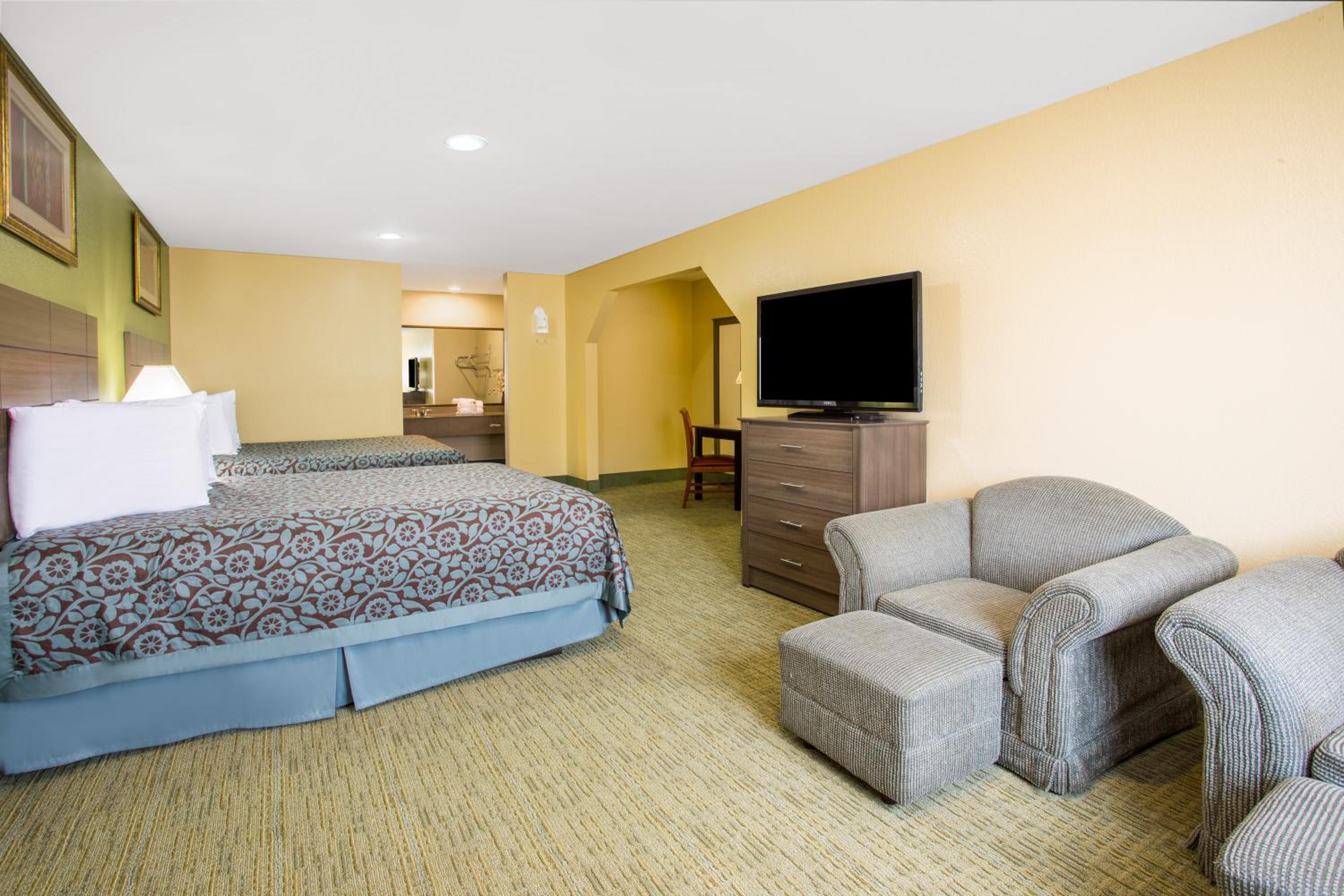 Deluxe Queen Room with Two Queen Beds - Non-Smoking - Photo 1