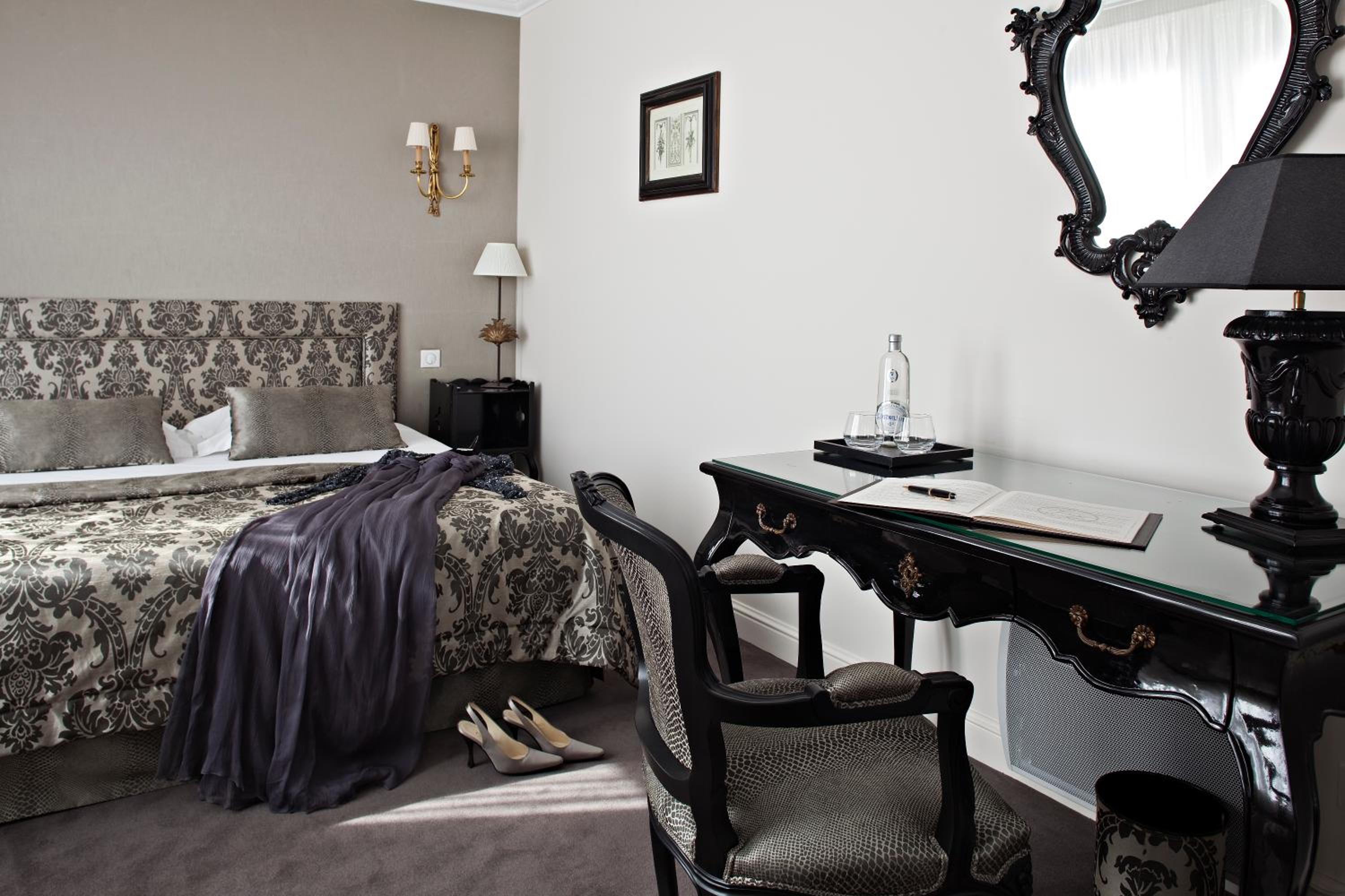 One Bedroom King Suite with Sofa Bed - Photo 4