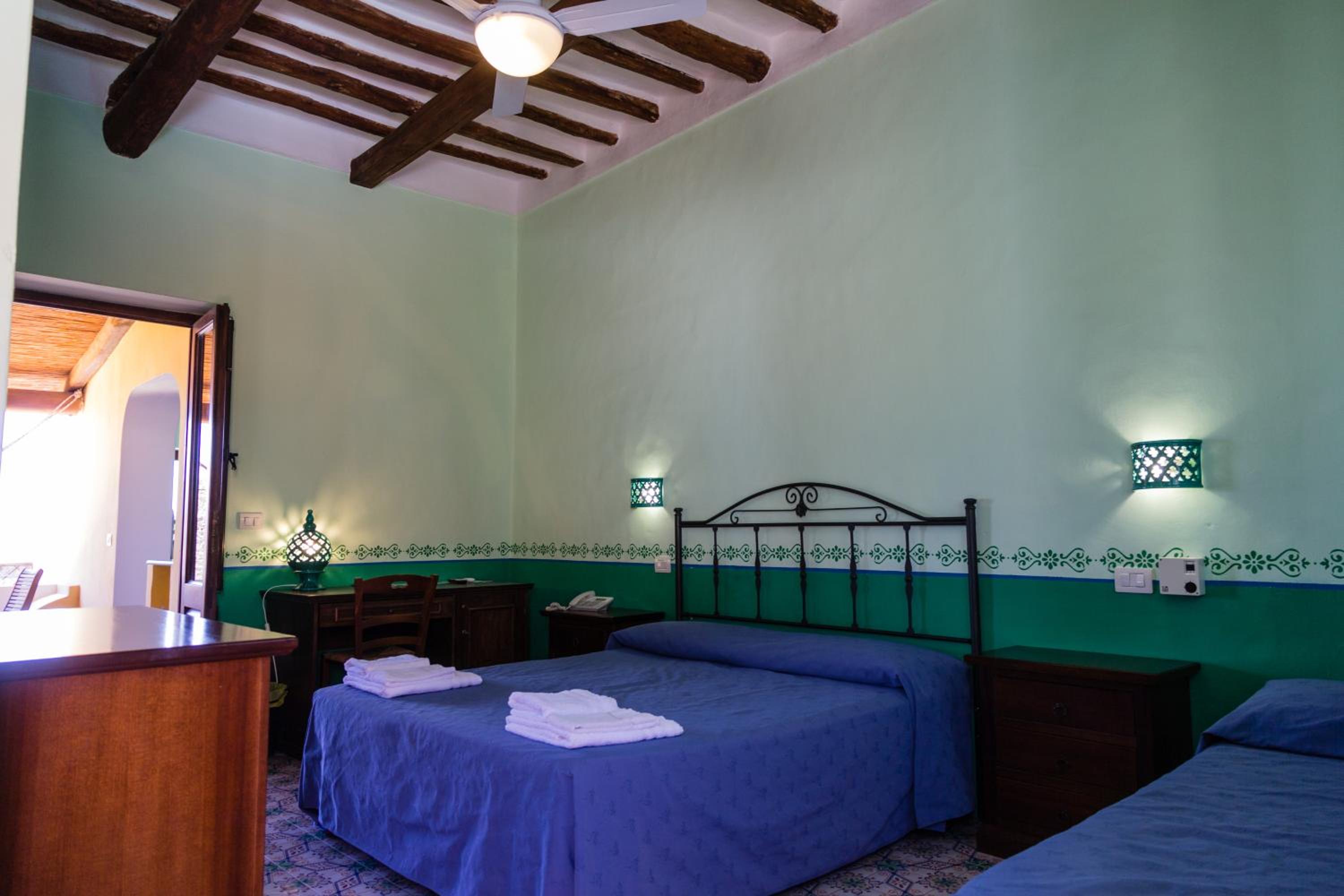 Double Room with Partial Sea View photo 2