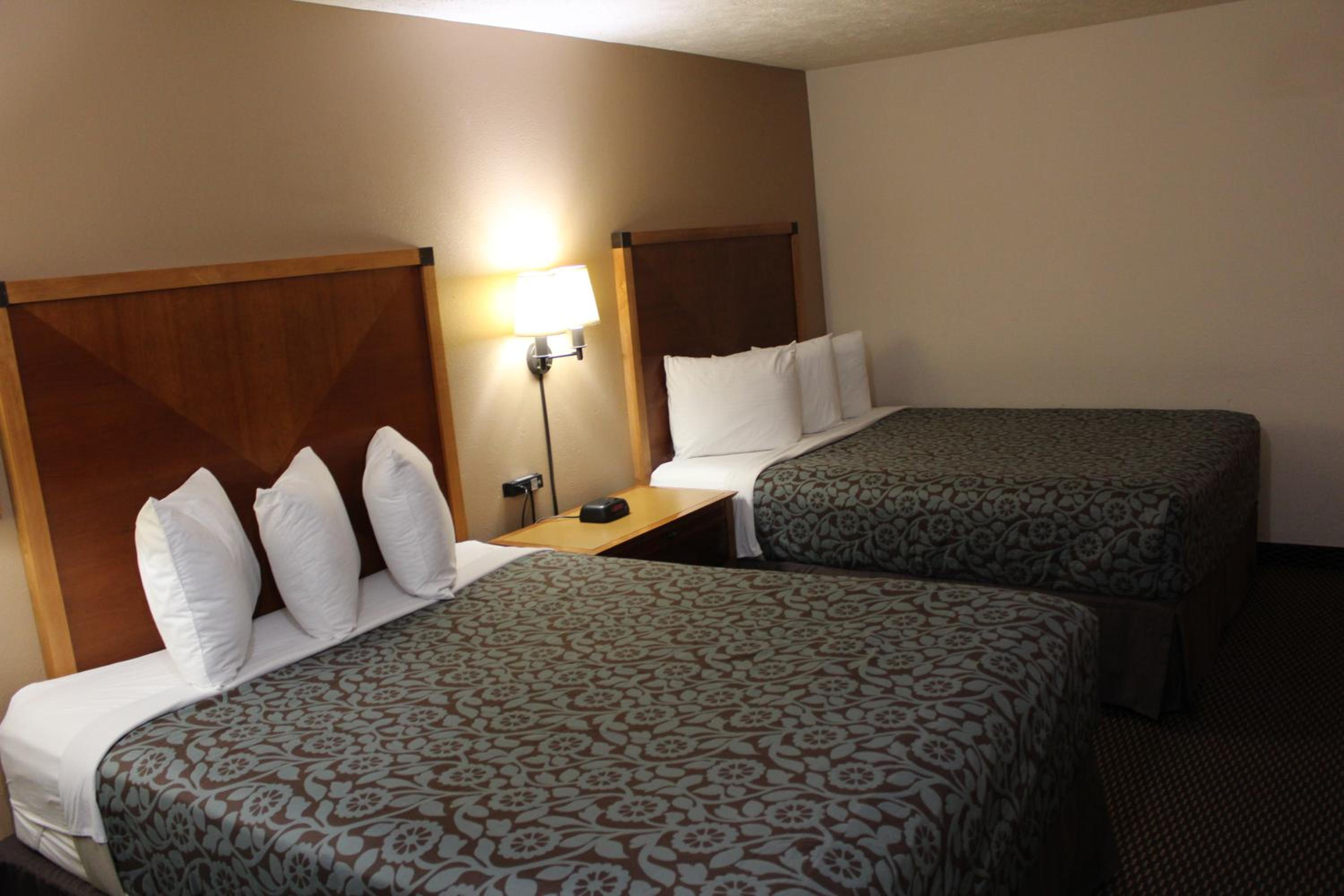 Queen Room with Two Queen Beds - Non-Smoking - Photo 2