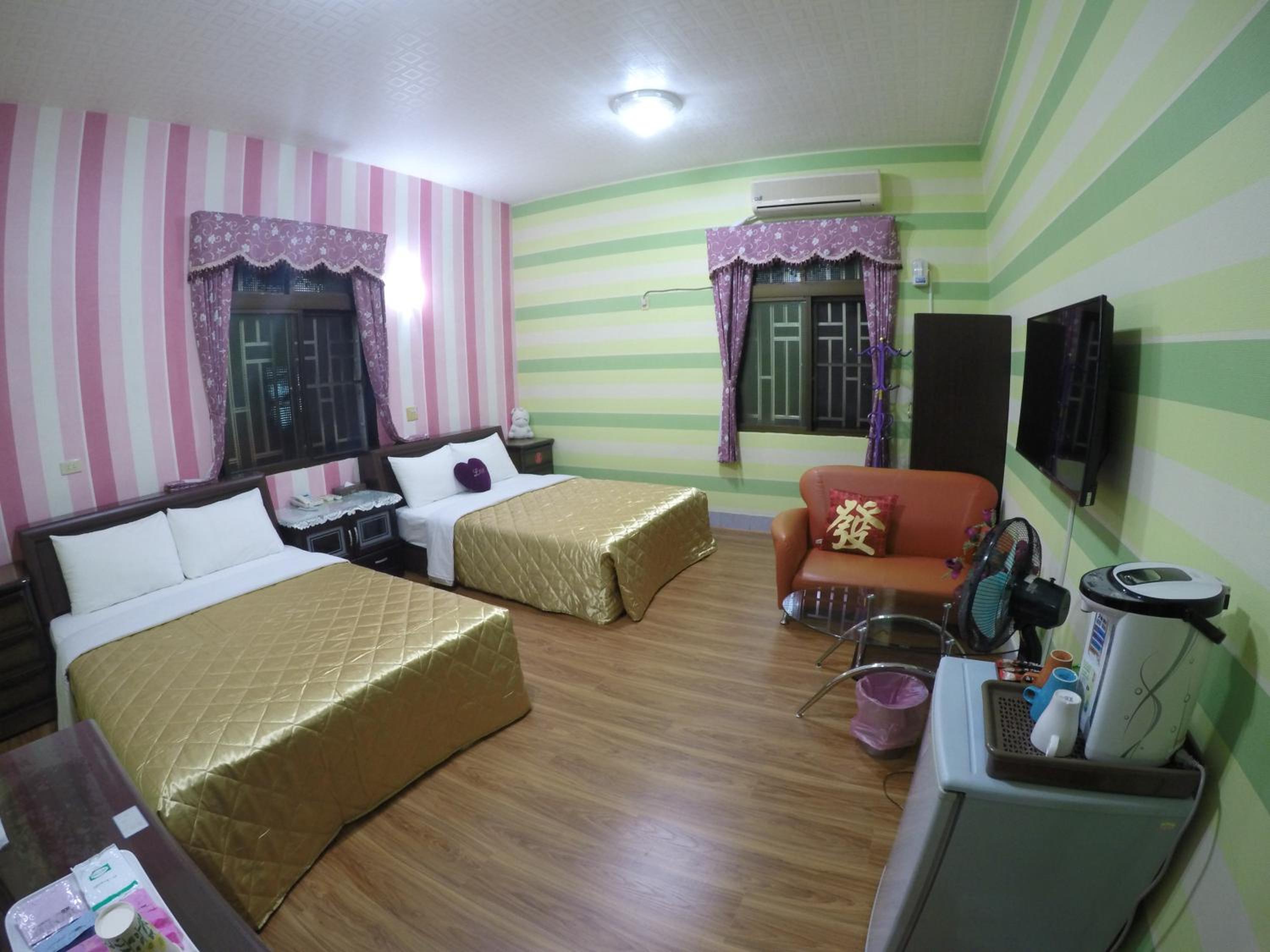 Standard Queen Room with Two Queen Beds photo 3