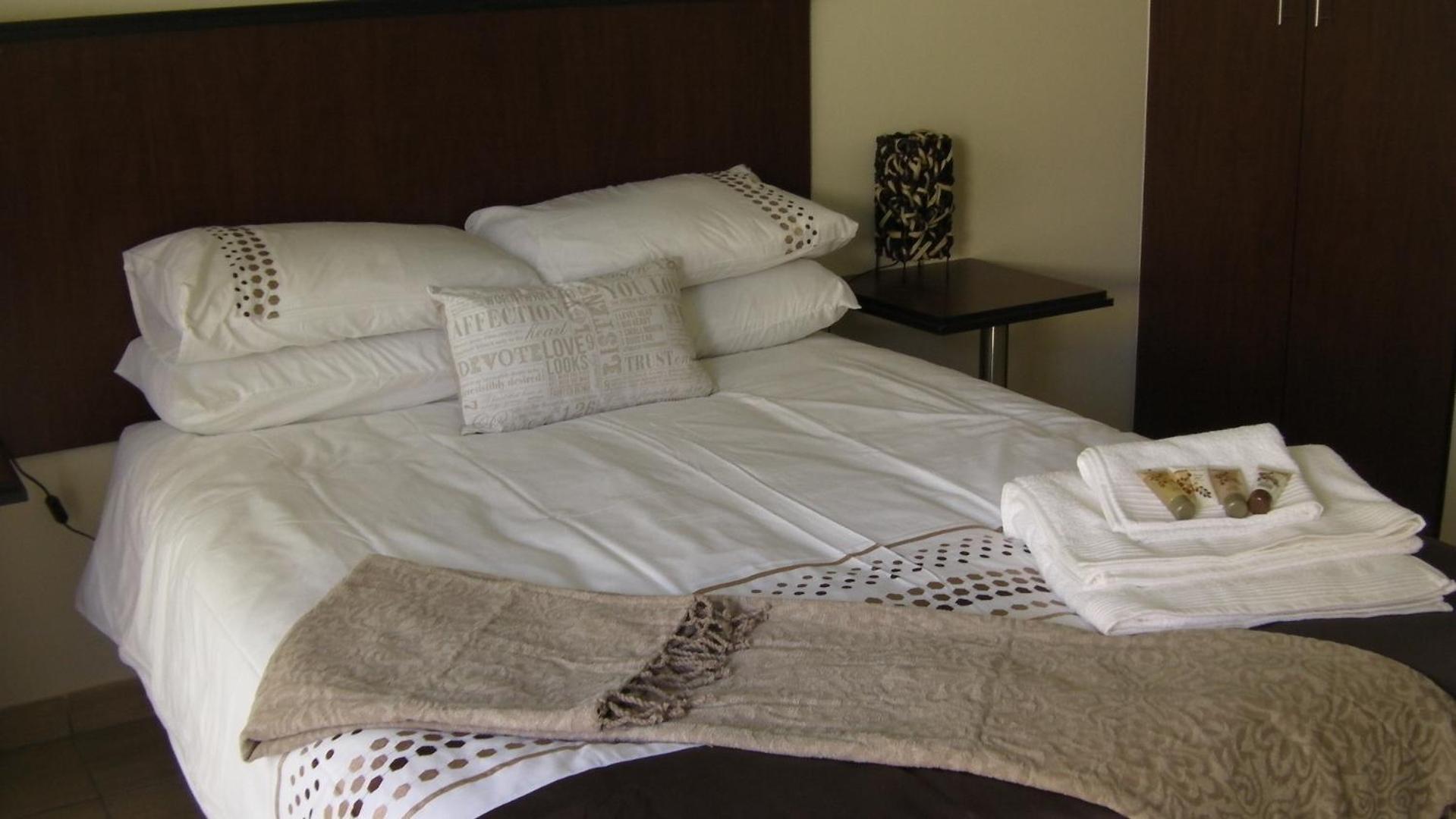 Queen Room with Garden View - Photo 3