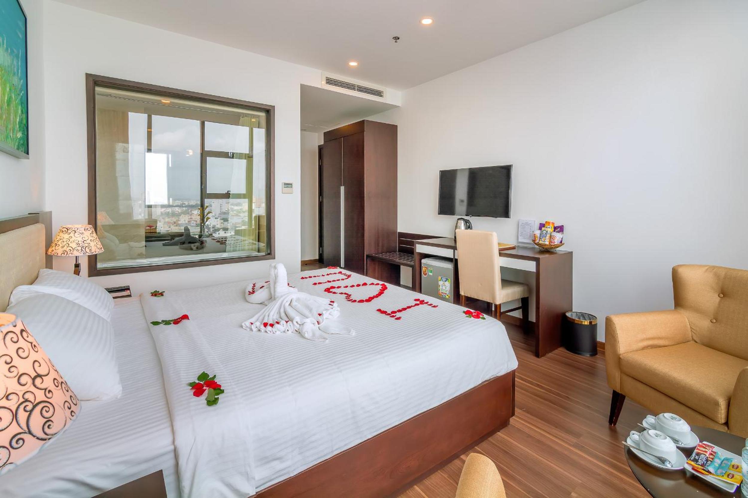 Deluxe Double Room with Partial Sea View photo 3