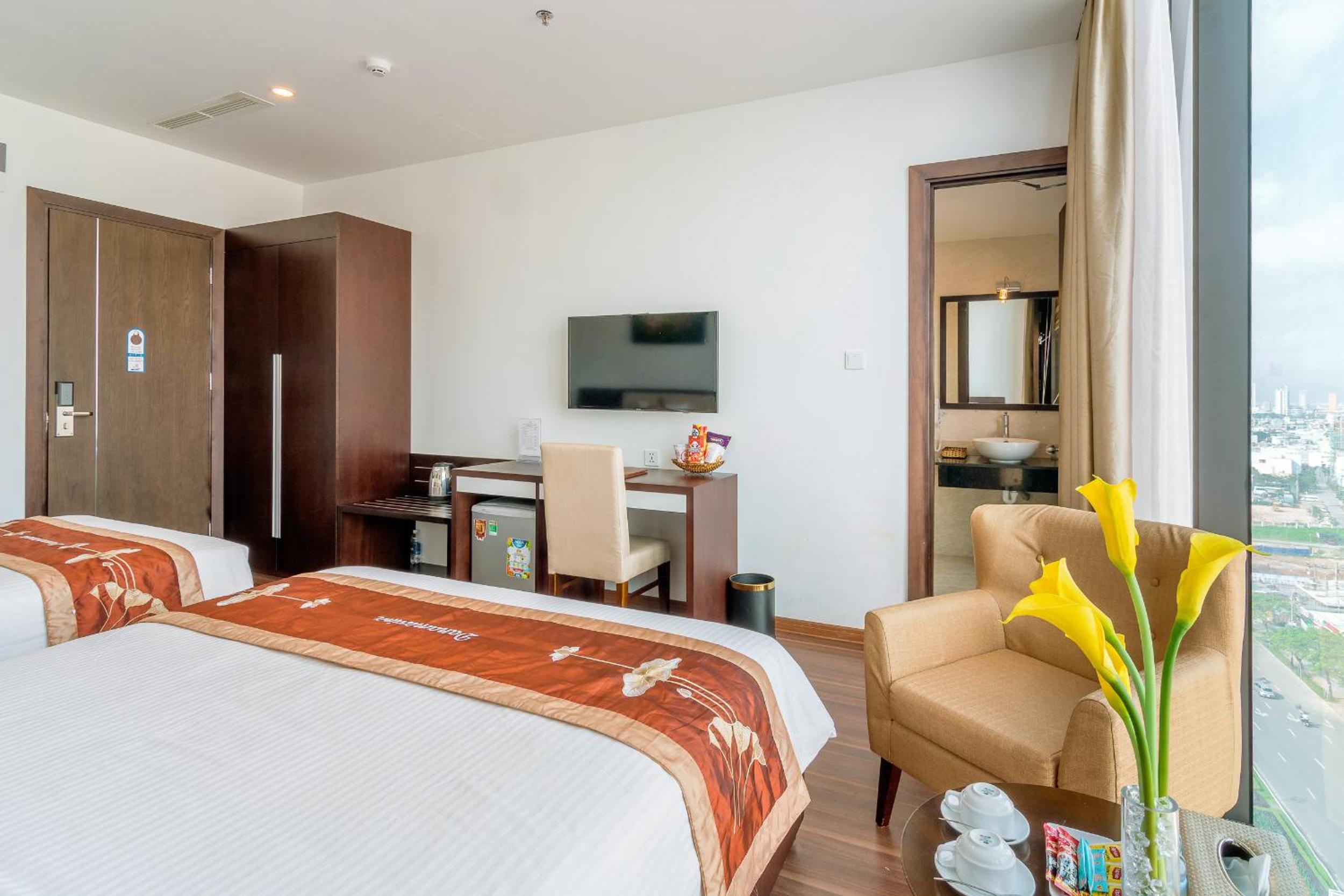 Deluxe Triple Room with Partial Sea View photo 2