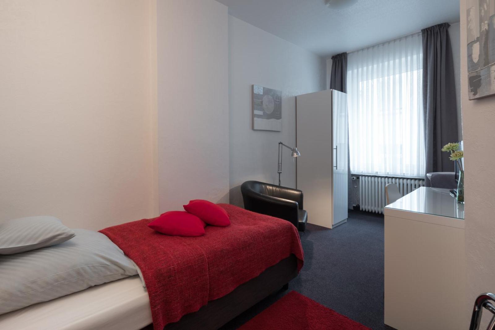 Single Room with shared bathroom and toilet on hallway photo 1