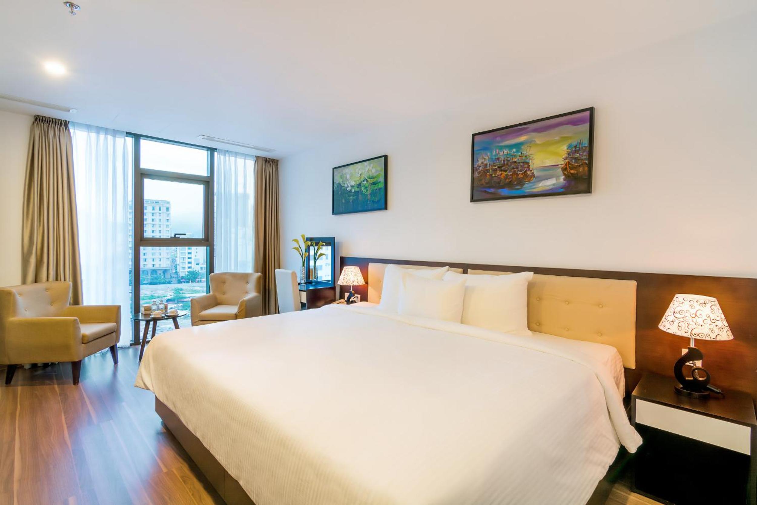 Premier King Room with Partial Sea View photo 2