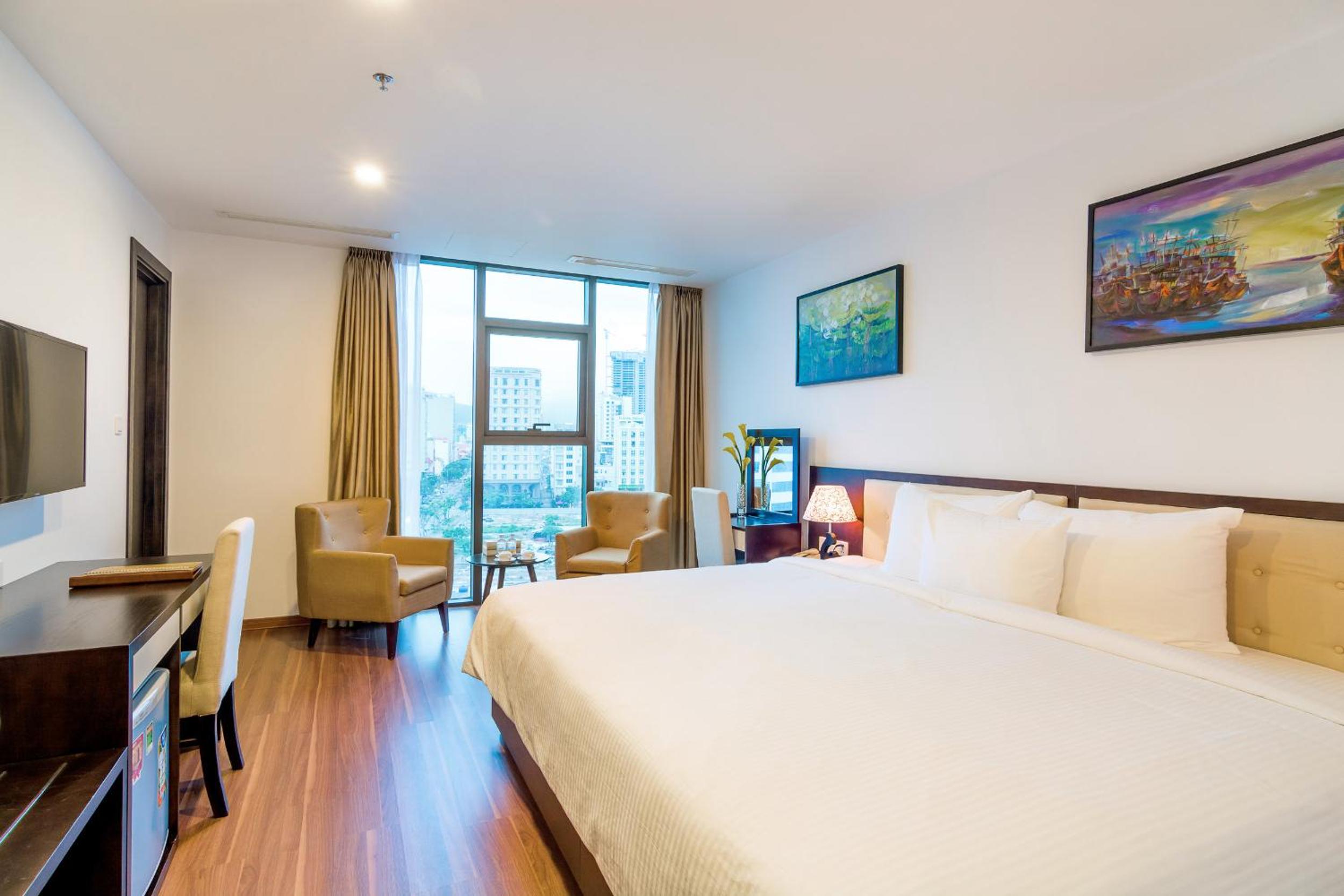 Premier King Room with Partial Sea View photo 3