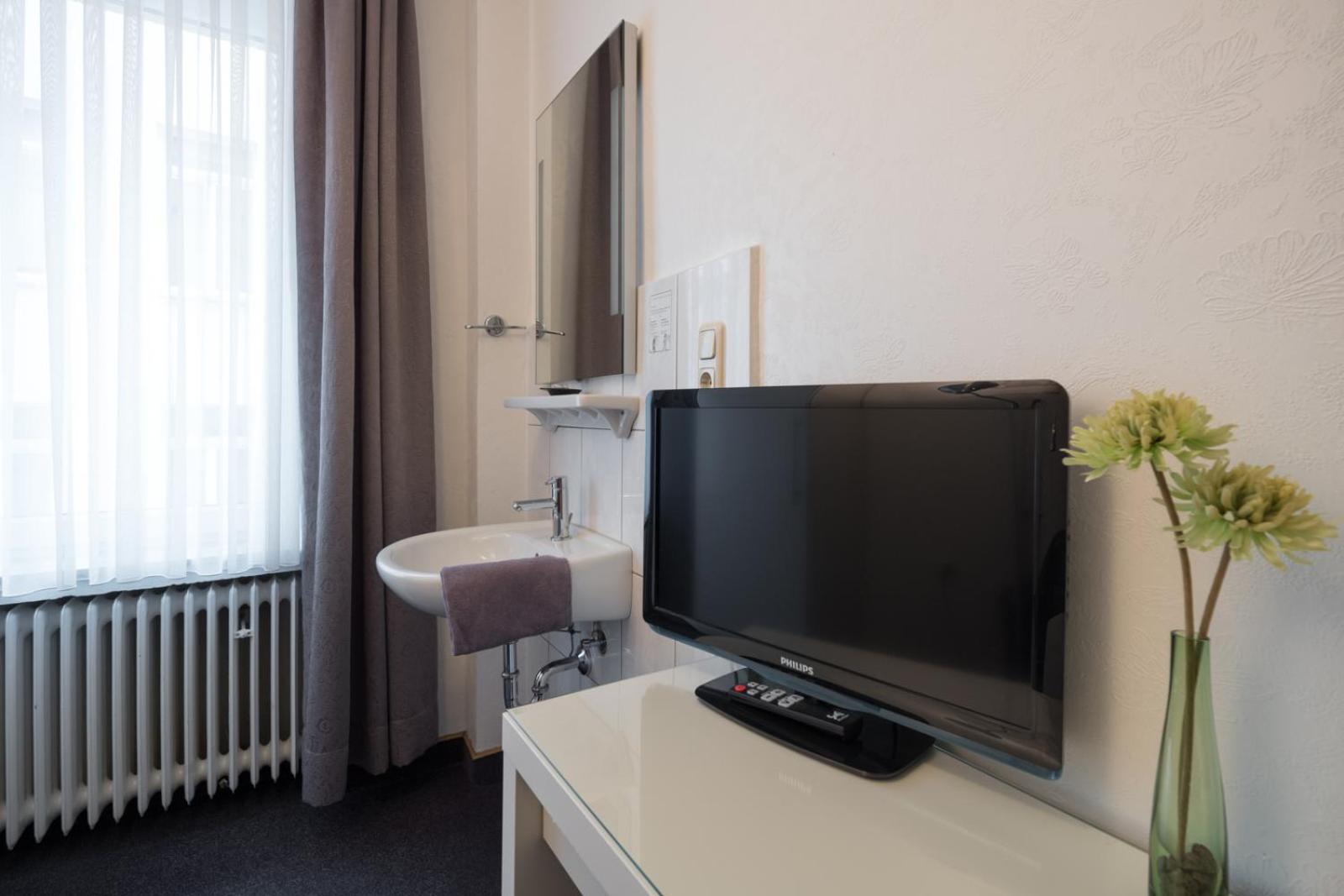 Single Room with shared bathroom and toilet on hallway photo 2