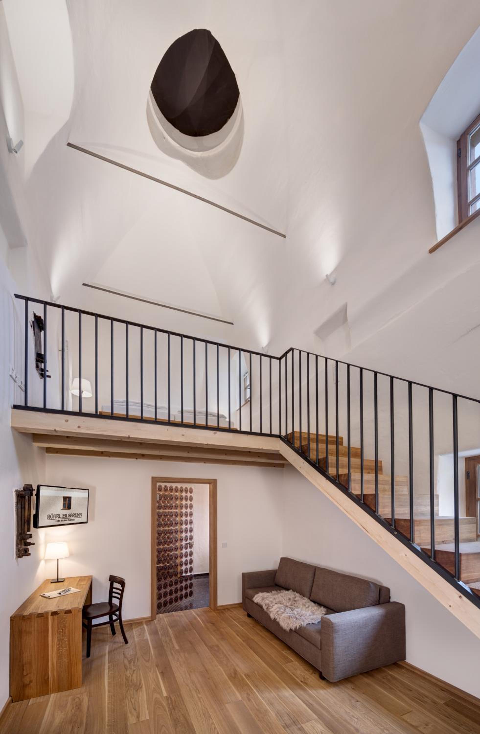 Suite - Photo 1