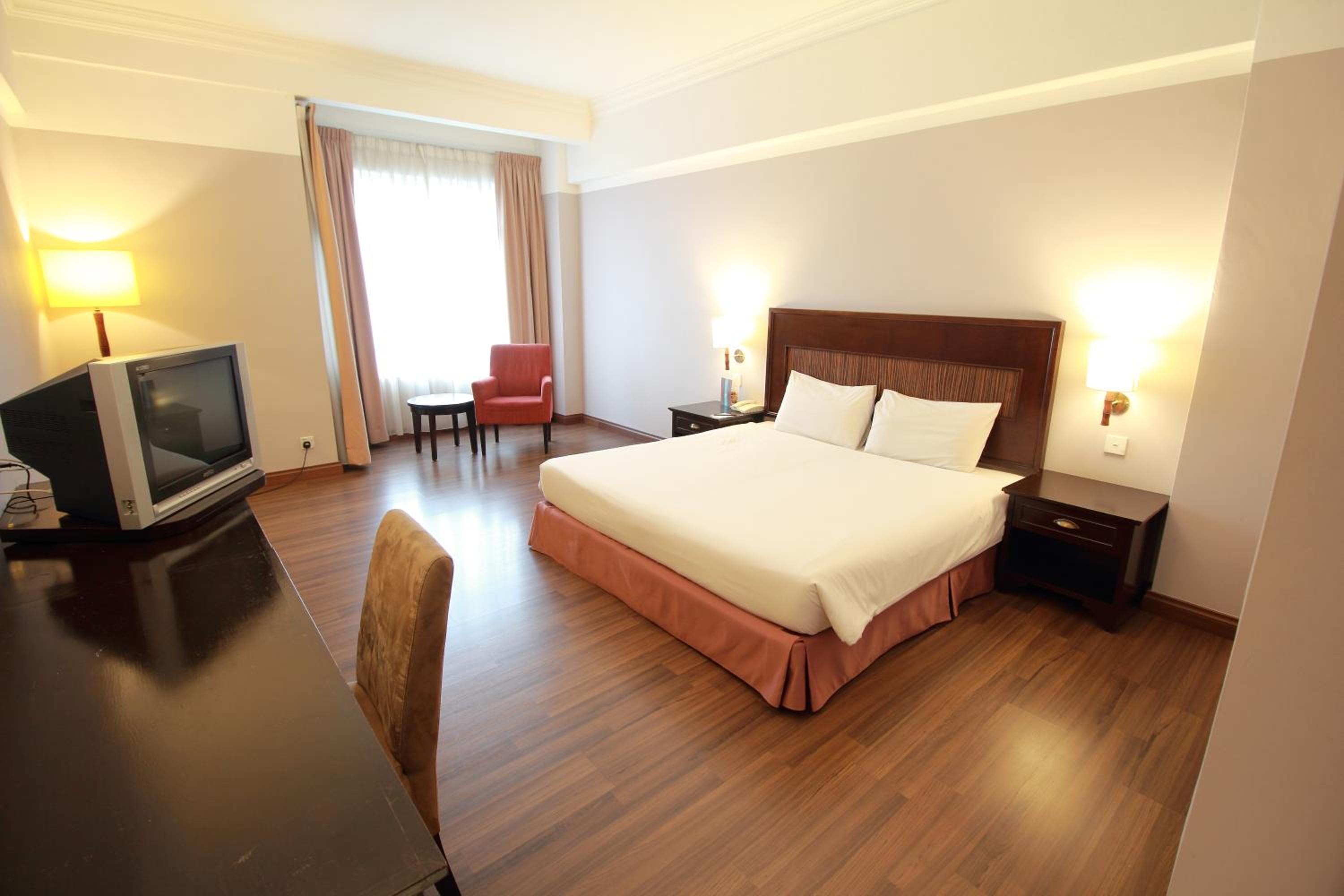 Standard Deluxe King Room photo 2
