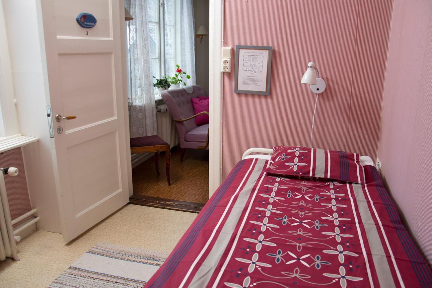 Budget Twin Room - Photo 7
