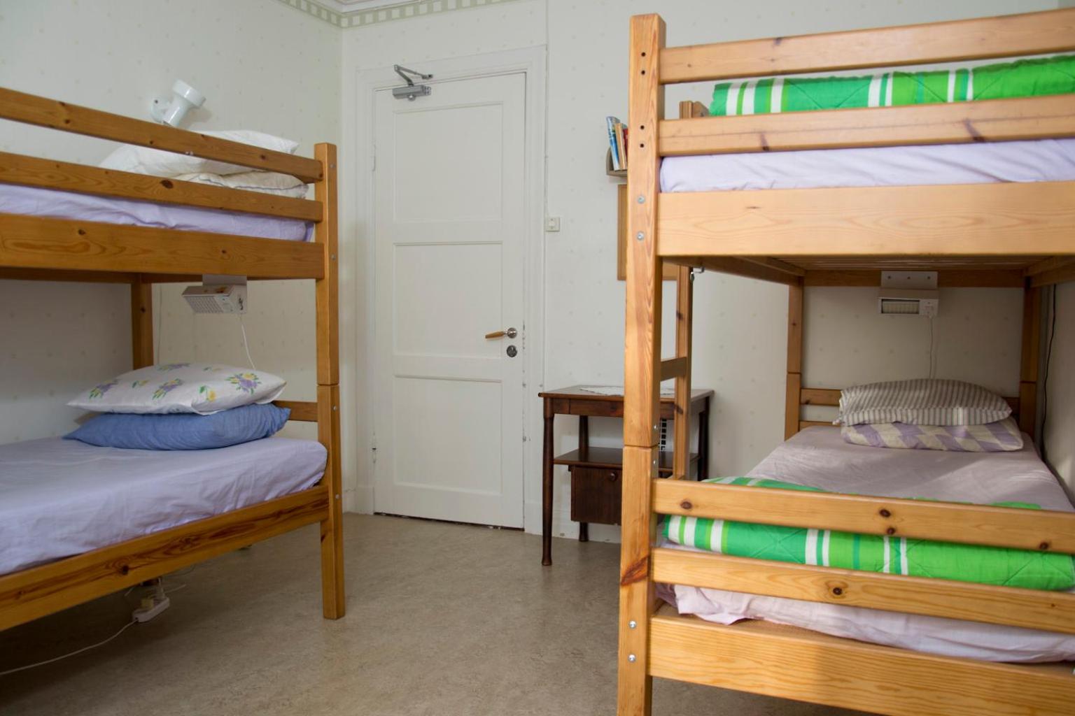 Economy Quadruple Room - Photo 9