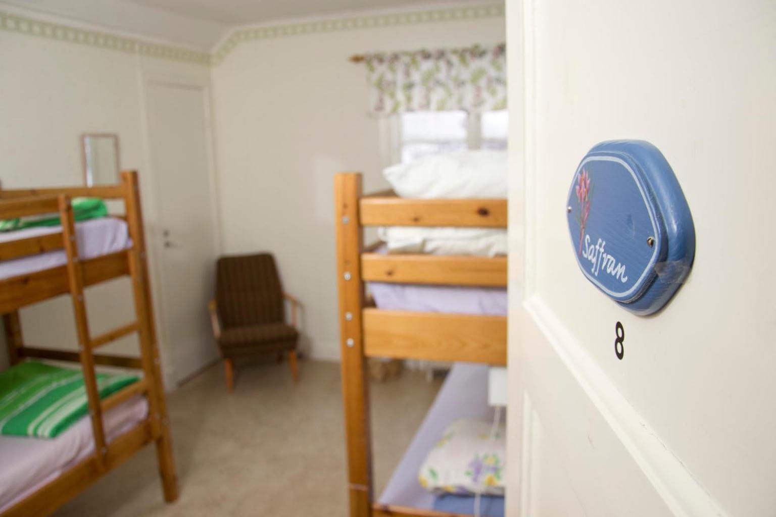 Economy Quadruple Room - Photo 8