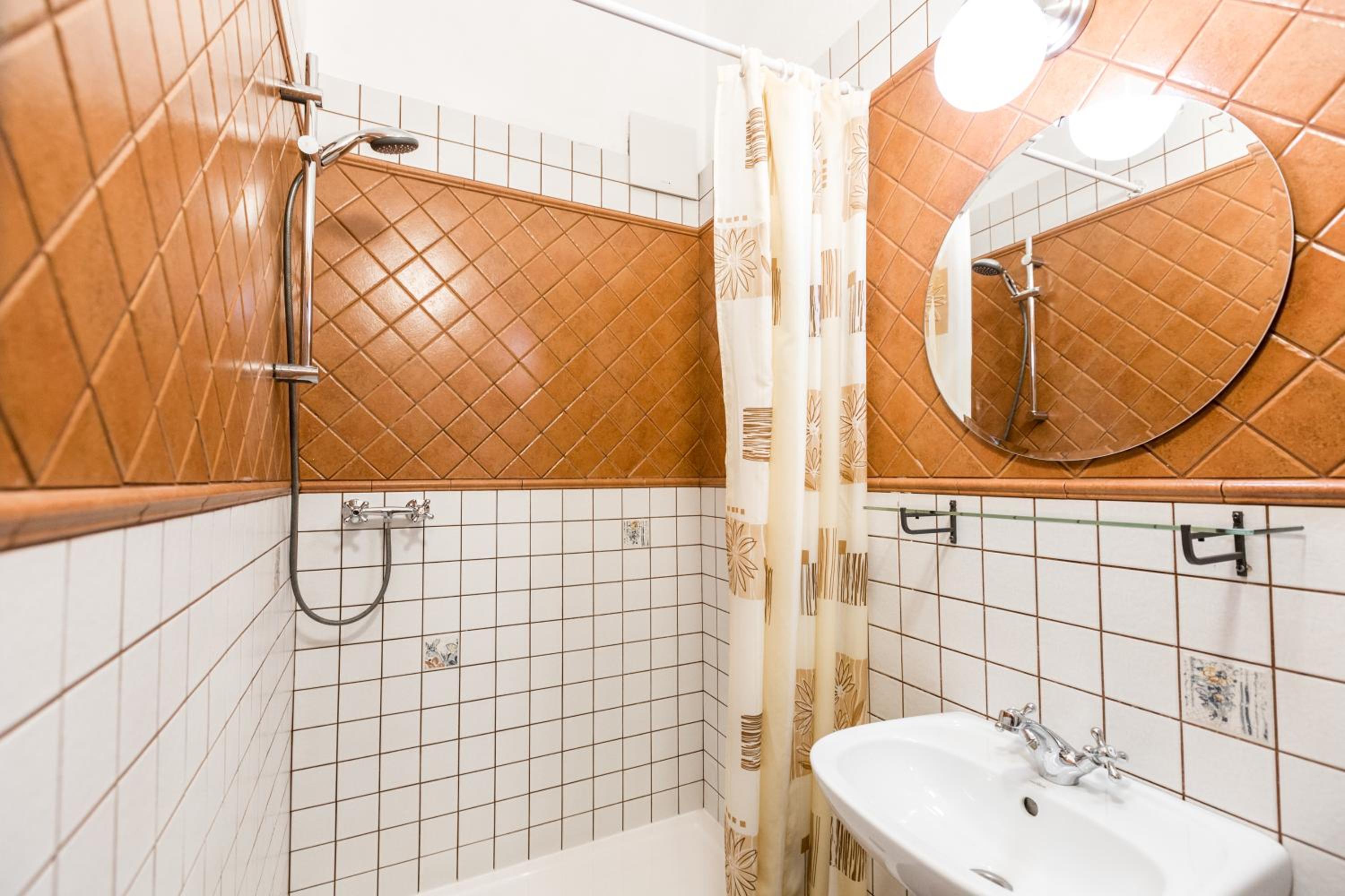 Triple Room with Shared Bathroom and Shared Kitchenette thumbnail 5