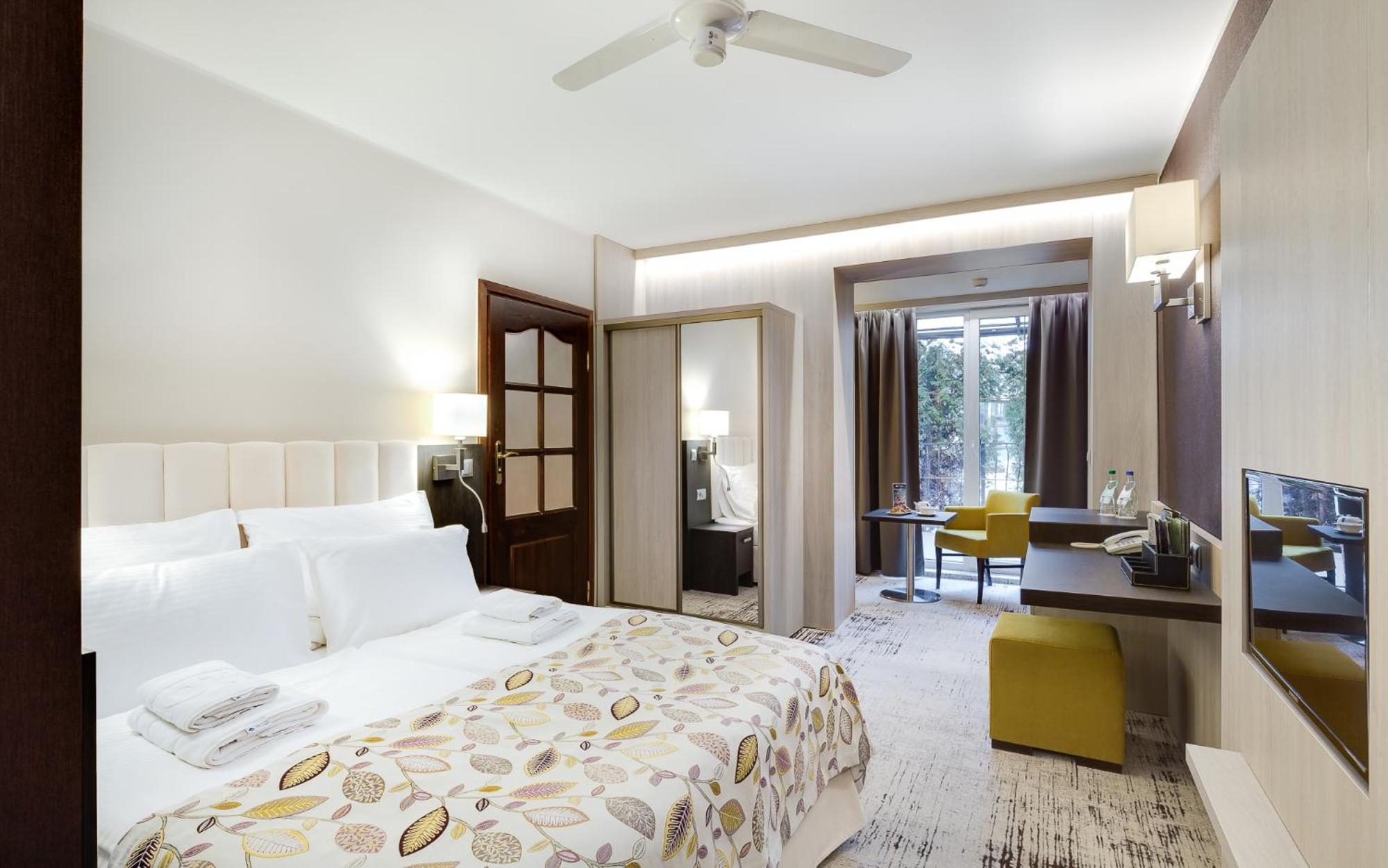 Deluxe Double or Twin Room - Photo 6
