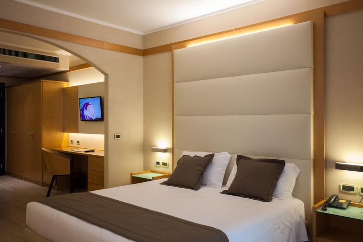 Junior Suite with Hot Tub - Photo 8