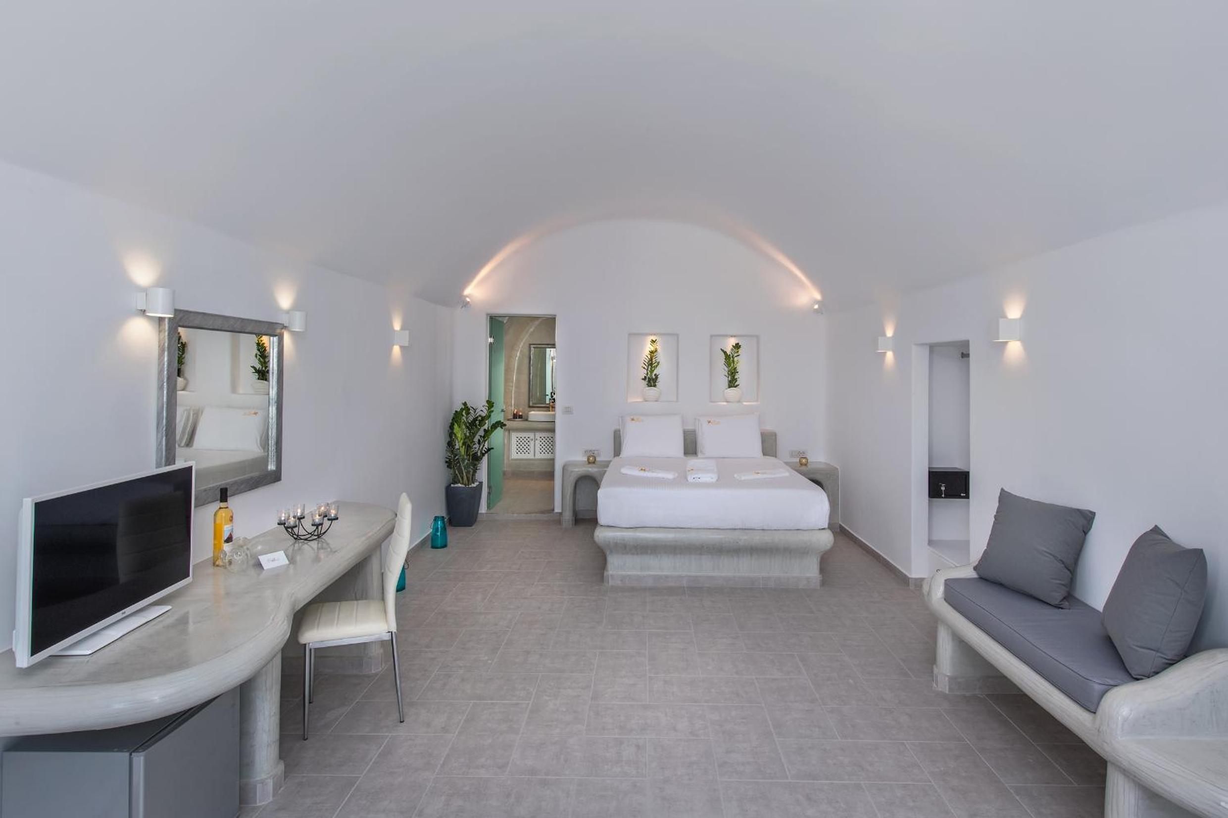 Honeymoon Suite with Hot Tub - Photo 2