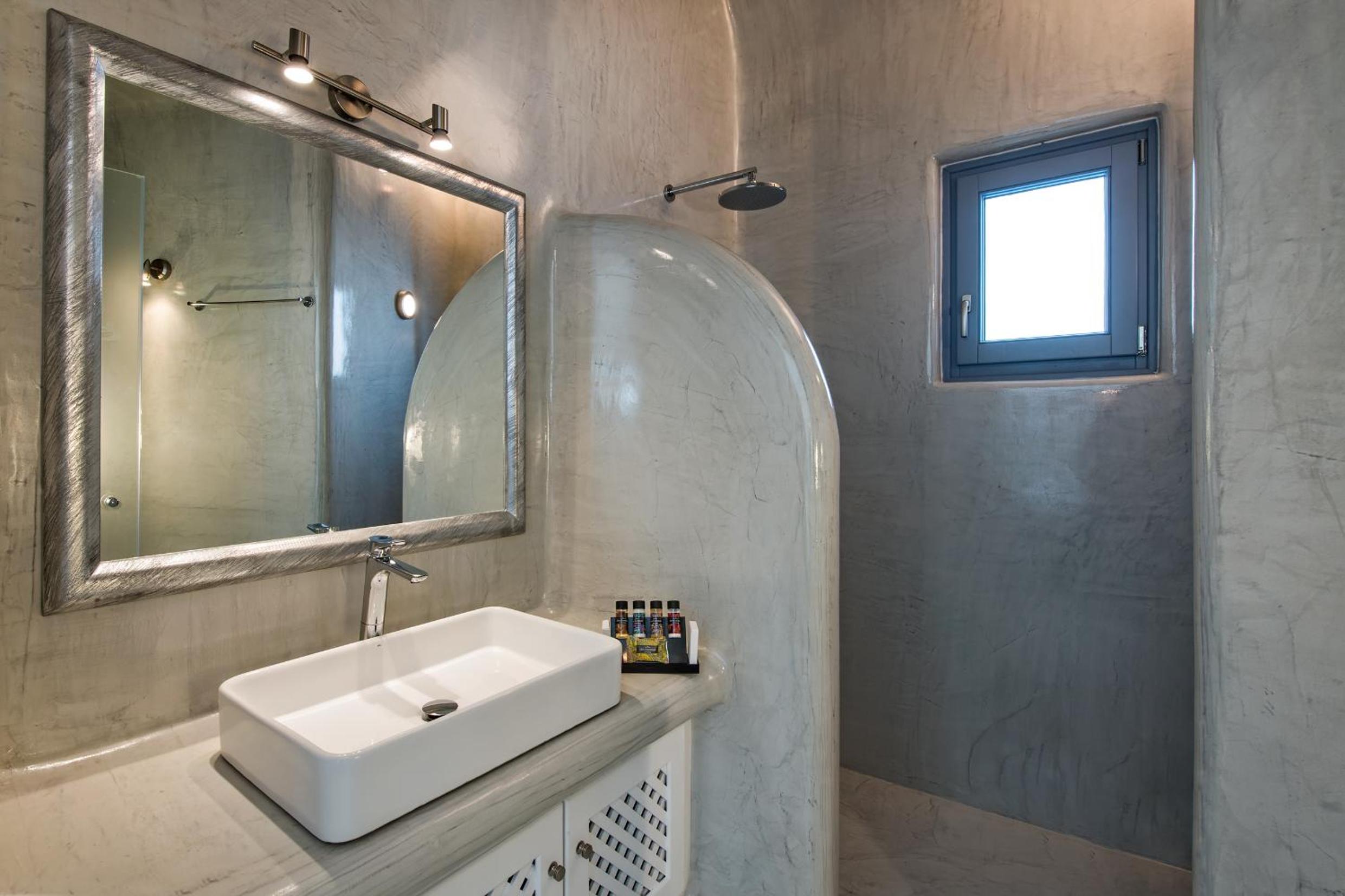 Honeymoon Suite with Hot Tub - Photo 5