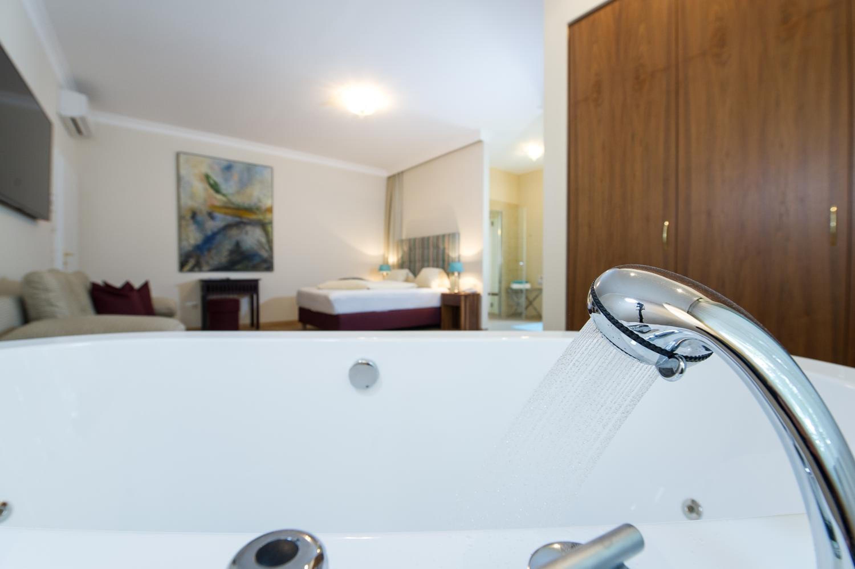 Romantic Spa Suite photo 1
