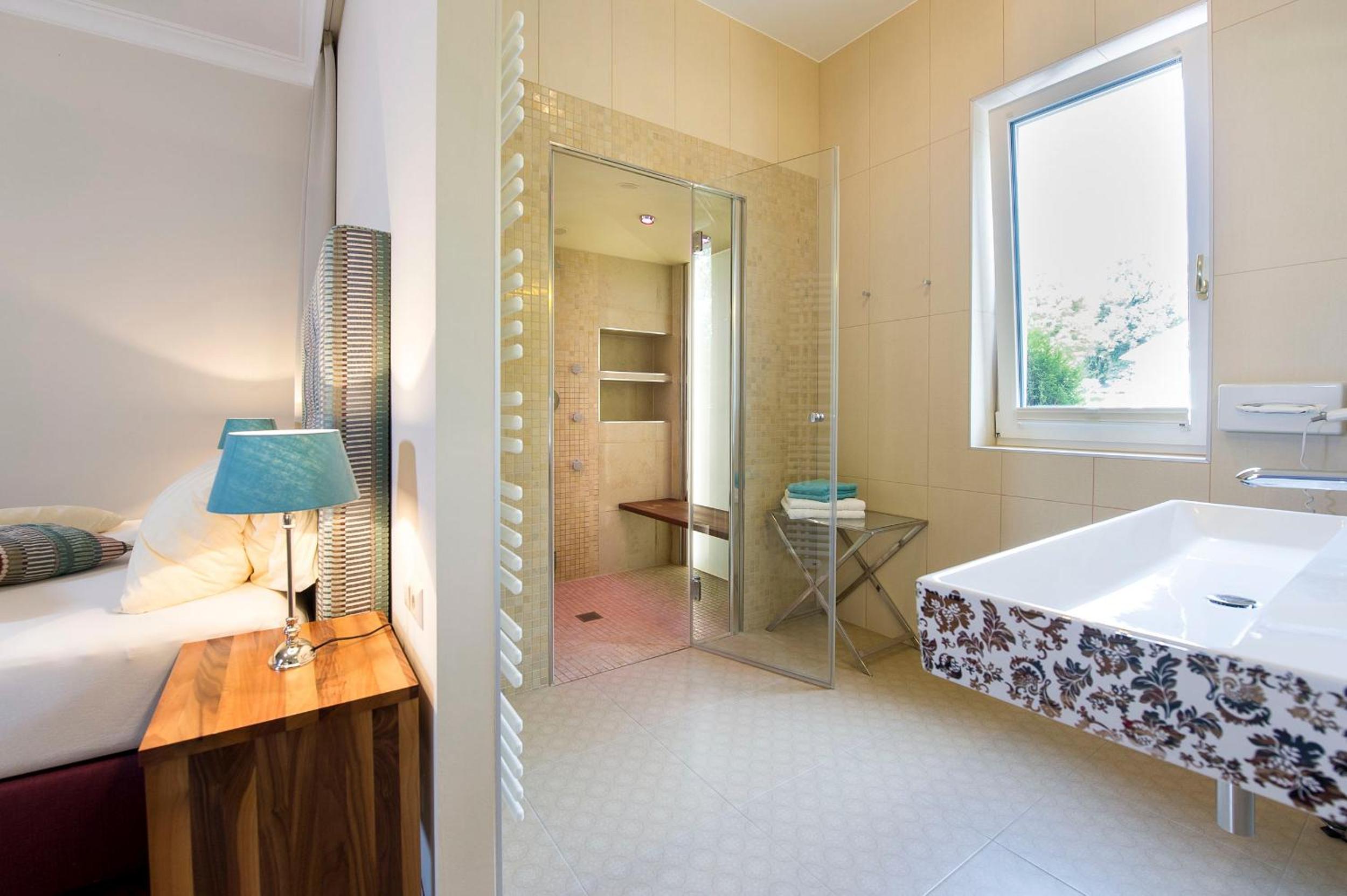 Romantic Spa Suite photo 2
