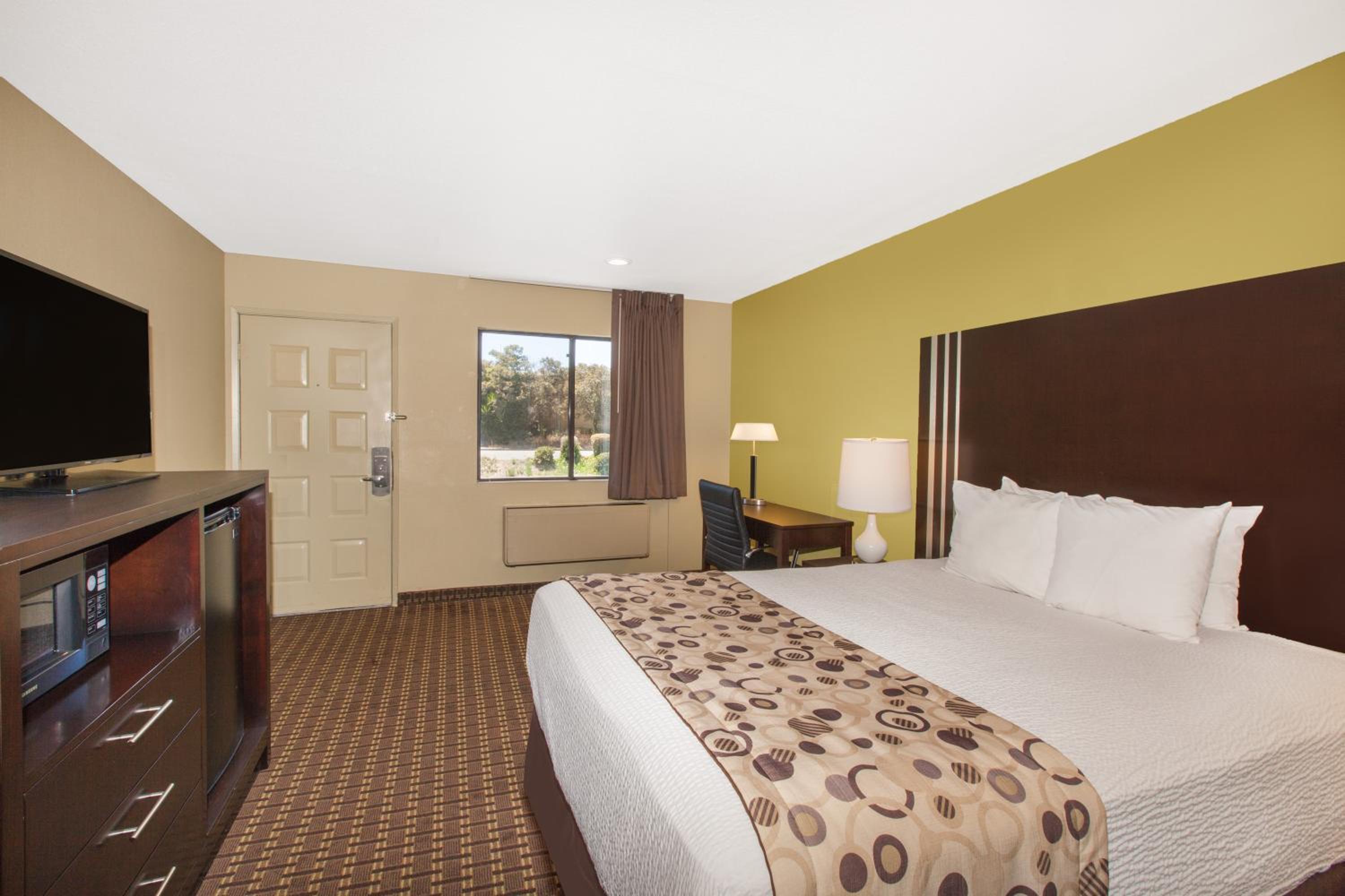 King Room - Non-Smoking - Photo 2