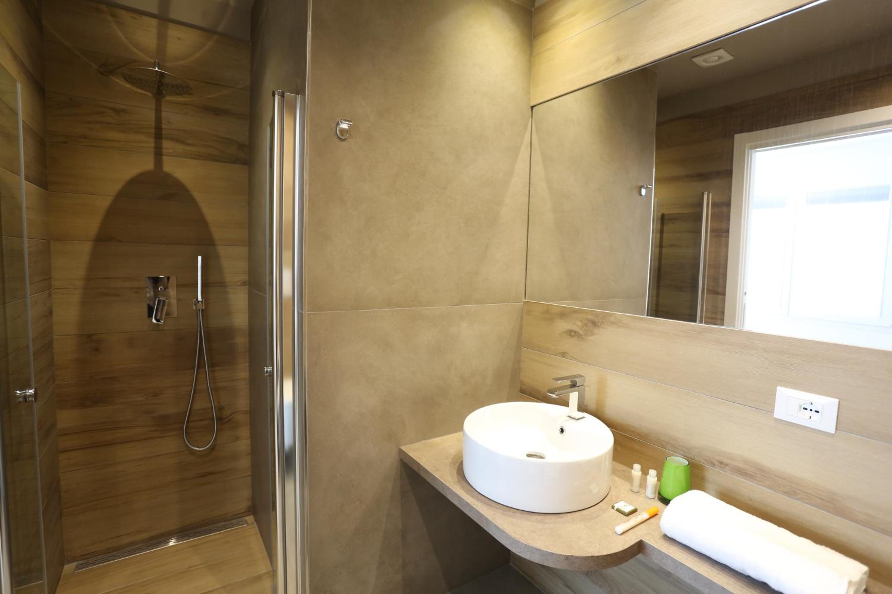 Standard Double Room - Photo 14