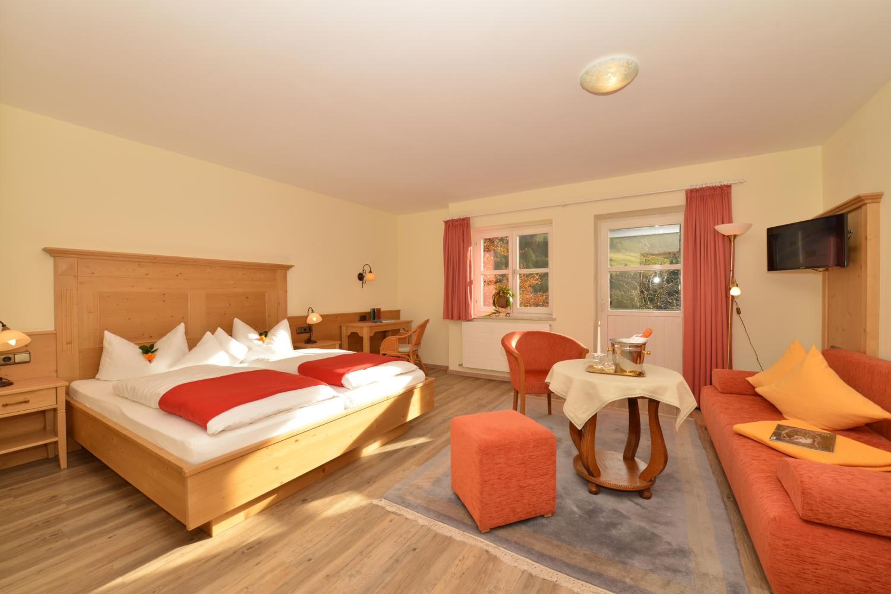 Deluxe Double Room with Balcony - Photo 8
