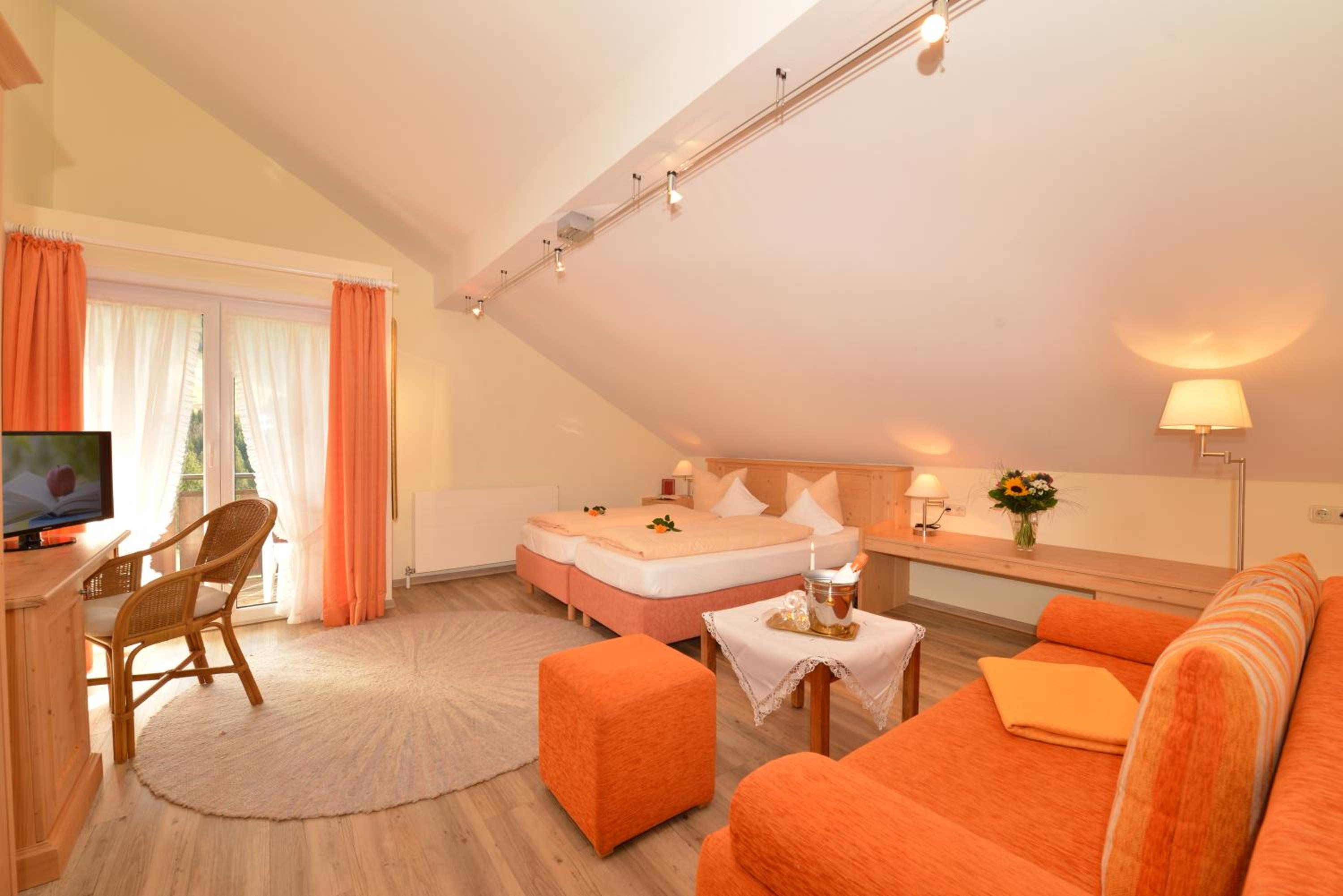 Deluxe Double Room with Balcony - Photo 6